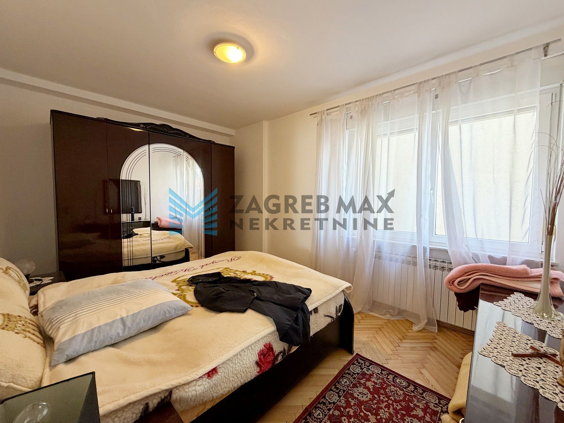 Zagreb - SESVETE - Krašnjanska - kuća, dvorište, terasa, balkoni, garaža, mirno