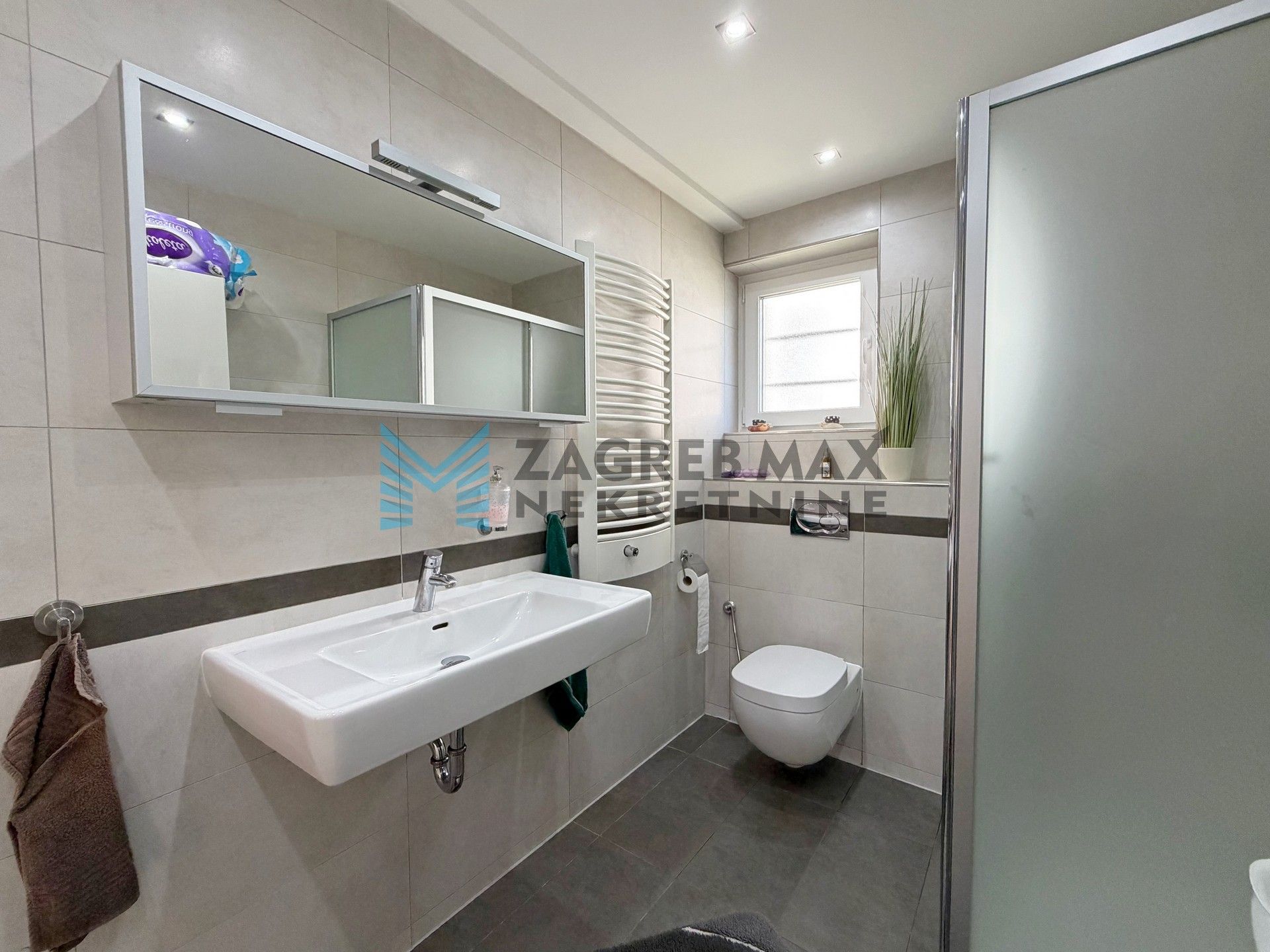 Zagreb - SESVETE - Krašnjanska - kuća, dvorište, terasa, balkoni, garaža, mirno