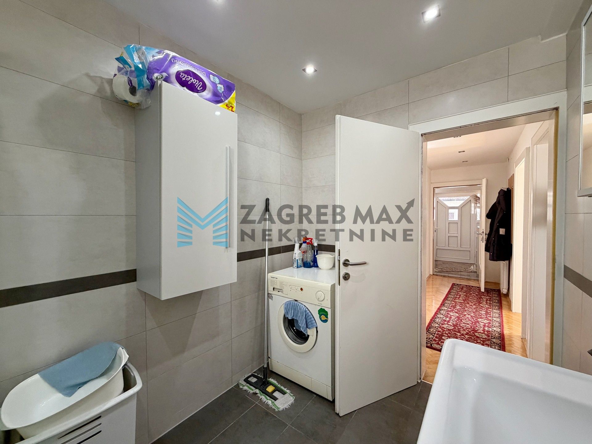 Zagreb - SESVETE - Krašnjanska - kuća, dvorište, terasa, balkoni, garaža, mirno