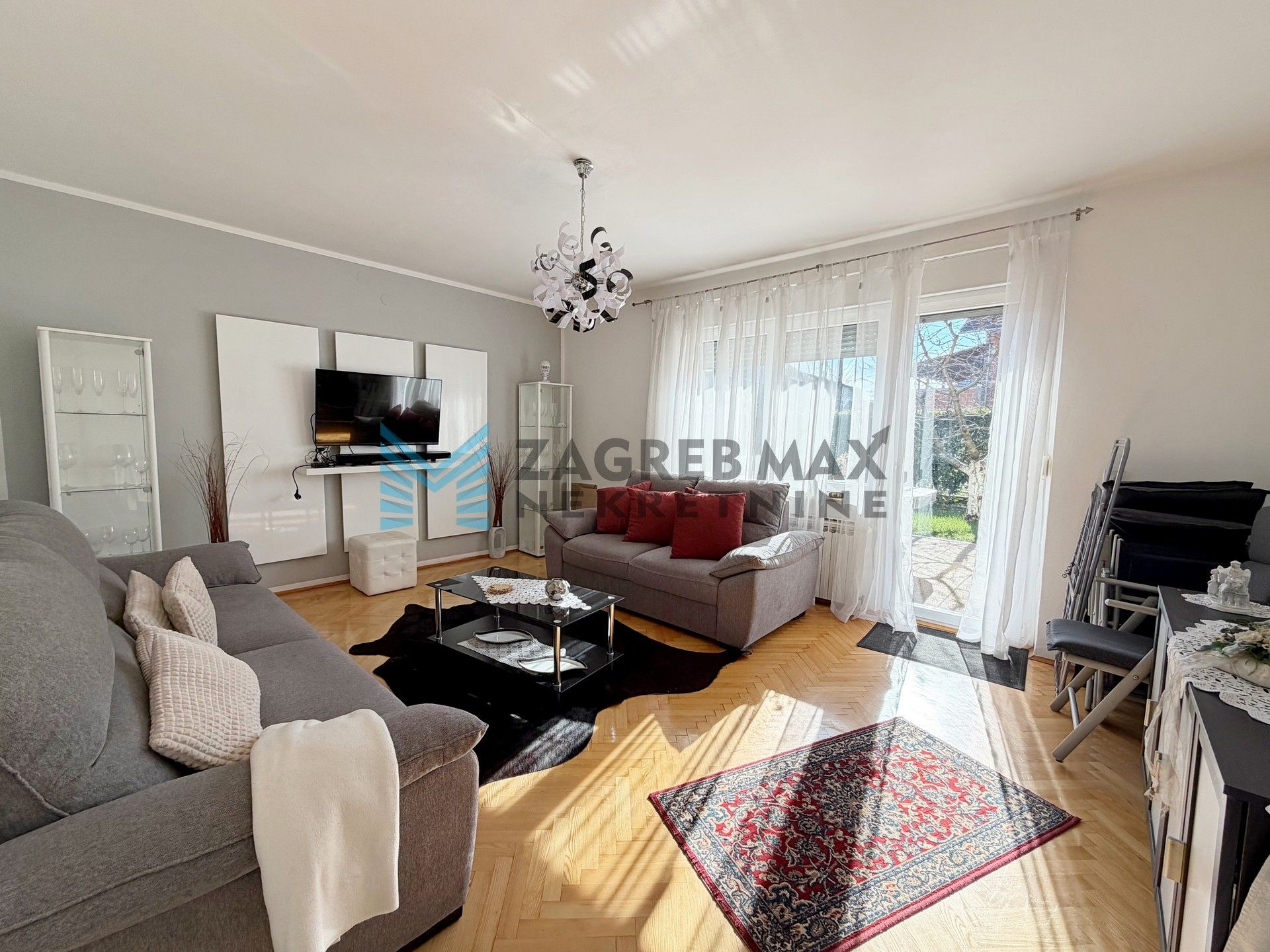 Zagreb - SESVETE - Krašnjanska - kuća, dvorište, terasa, balkoni, garaža, mirno