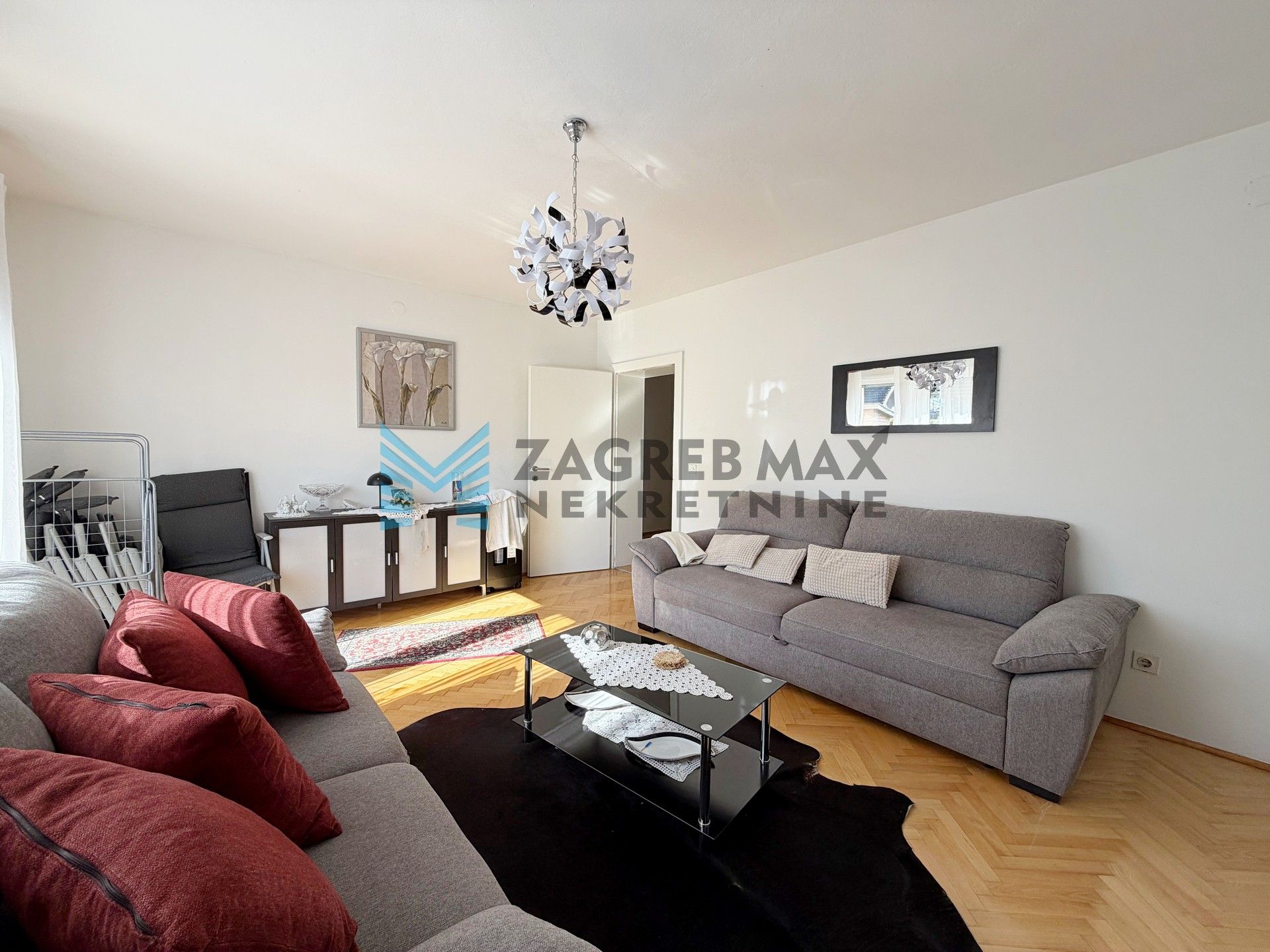 Zagreb - SESVETE - Krašnjanska - kuća, dvorište, terasa, balkoni, garaža, mirno