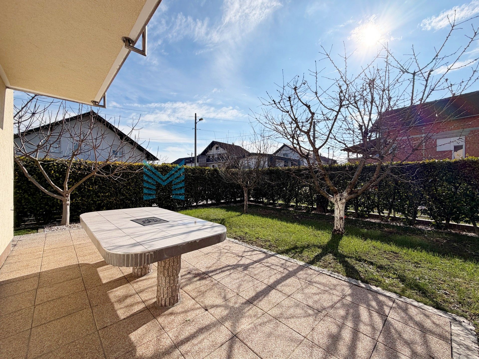 Zagreb - SESVETE - Krašnjanska - kuća, dvorište, terasa, balkoni, garaža, mirno