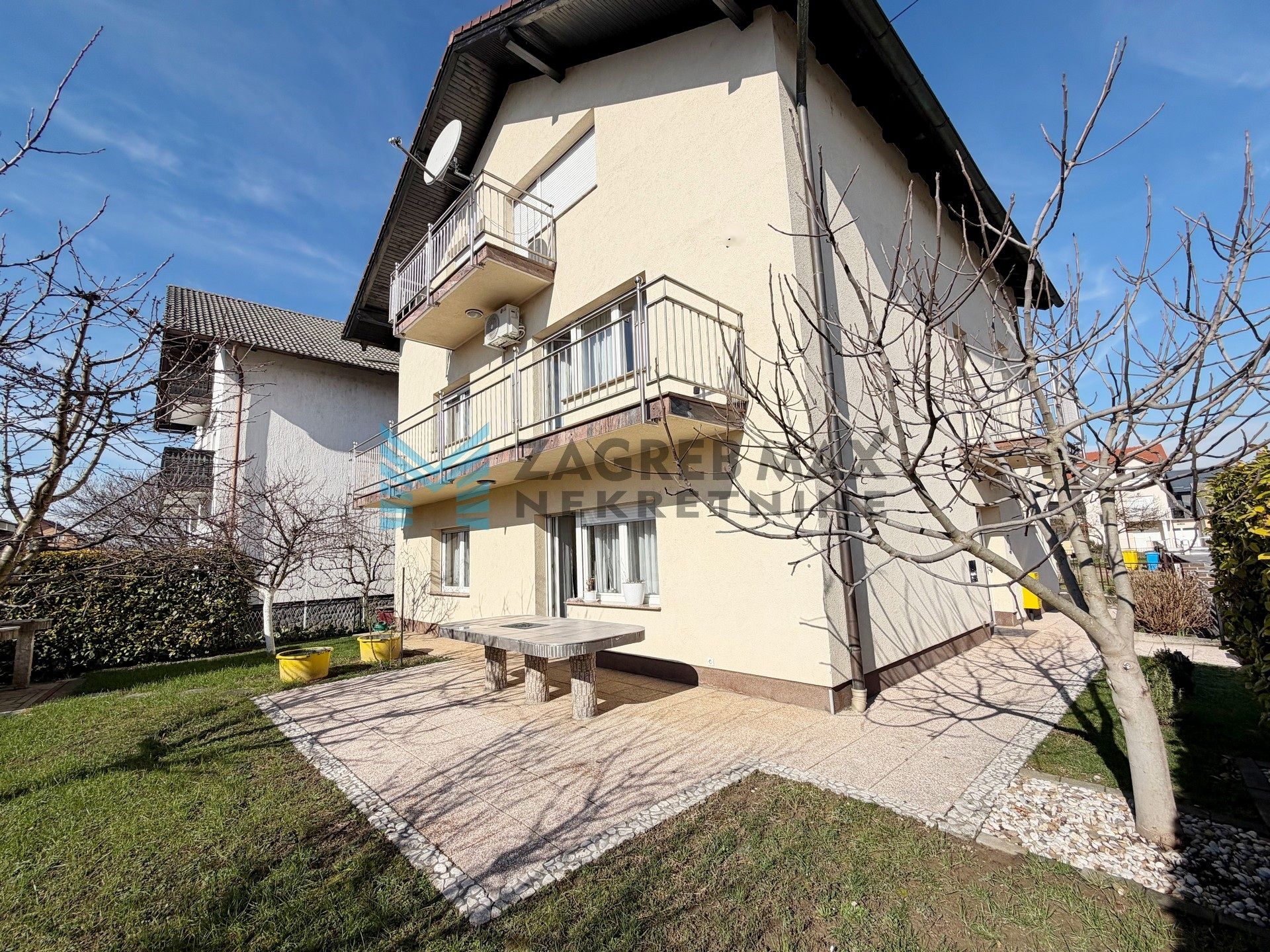 Zagreb - SESVETE - Krašnjanska - kuća, dvorište, terasa, balkoni, garaža, mirno