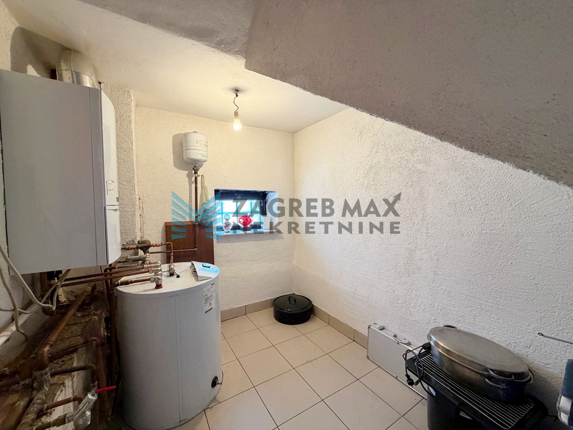 Zagreb - SESVETE - Krašnjanska - kuća, dvorište, terasa, balkoni, garaža, mirno