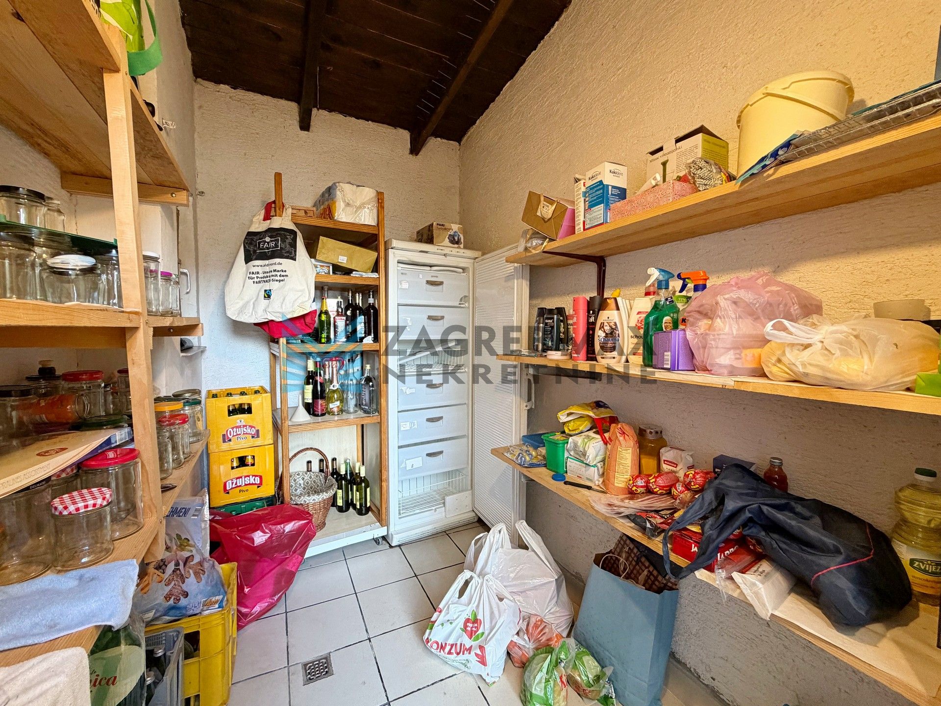 Zagreb - SESVETE - Krašnjanska - kuća, dvorište, terasa, balkoni, garaža, mirno