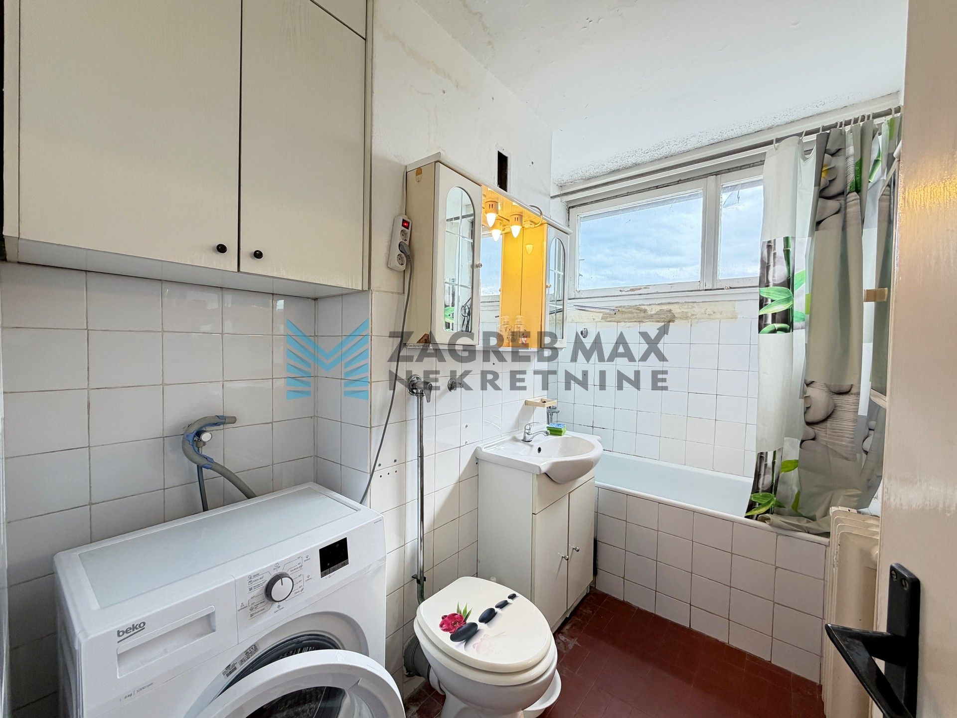 Zagreb - KNEŽIJA - R.Bićanića - 30 m2, lift, spremište