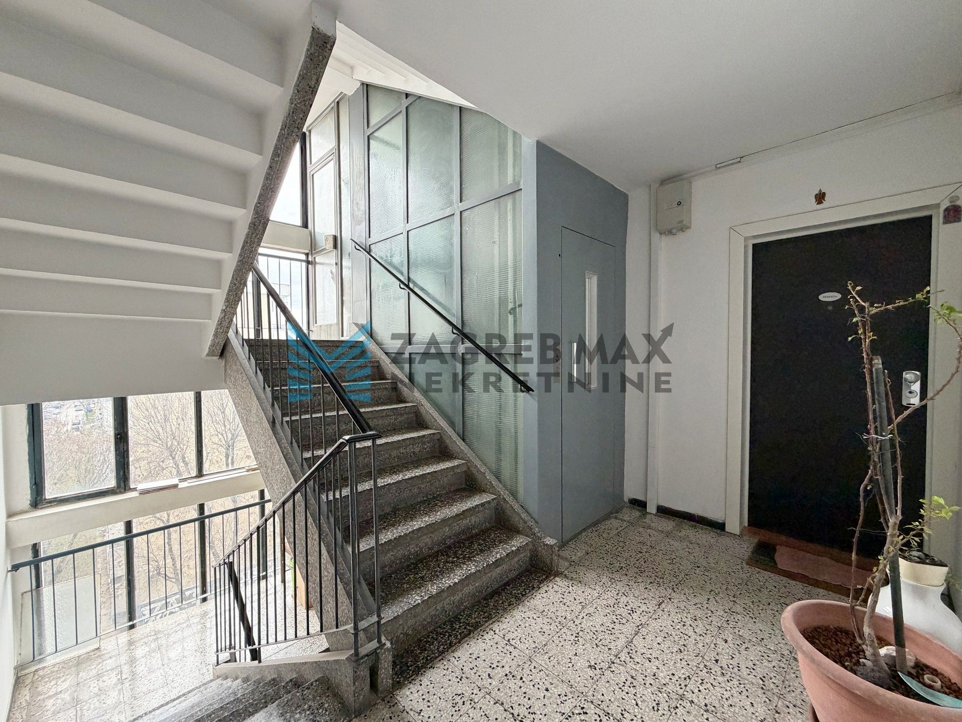 Zagreb - KNEŽIJA - R.Bićanića - 30 m2, lift, spremište