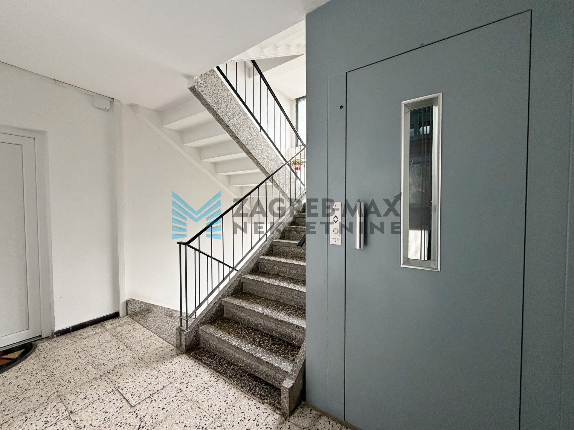 Zagreb - KNEŽIJA - R.Bićanića - 30 m2, lift, spremište