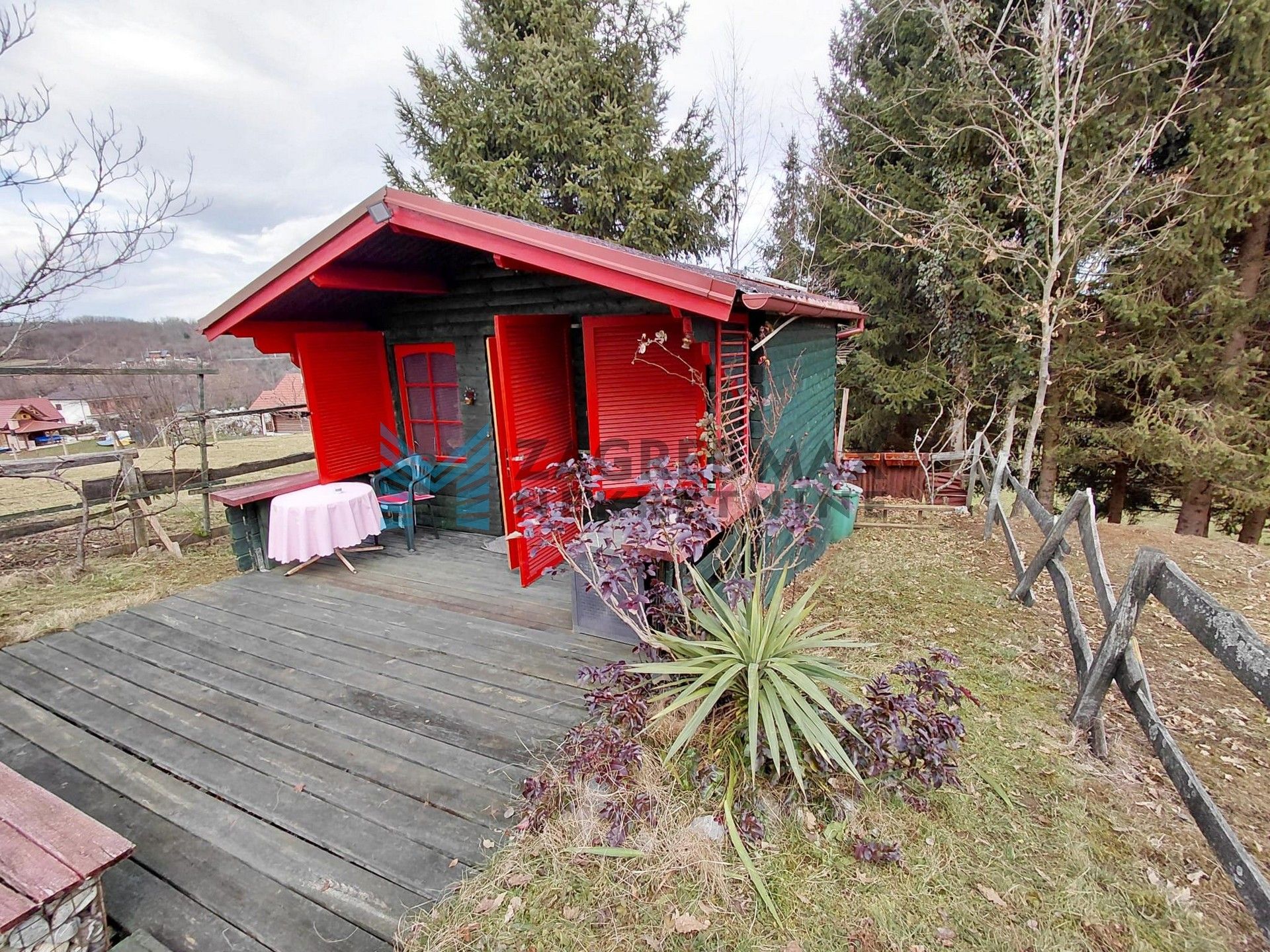 Zagreb - MIHALIĆ SELO - drvena kuća s velikom terasom, solarna energija