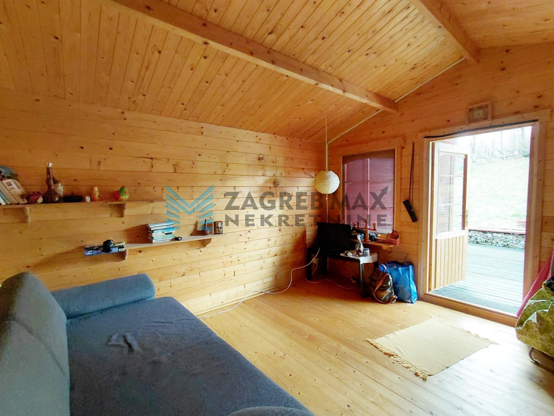 Zagreb - MIHALIĆ SELO - drvena kuća s velikom terasom, solarna energija