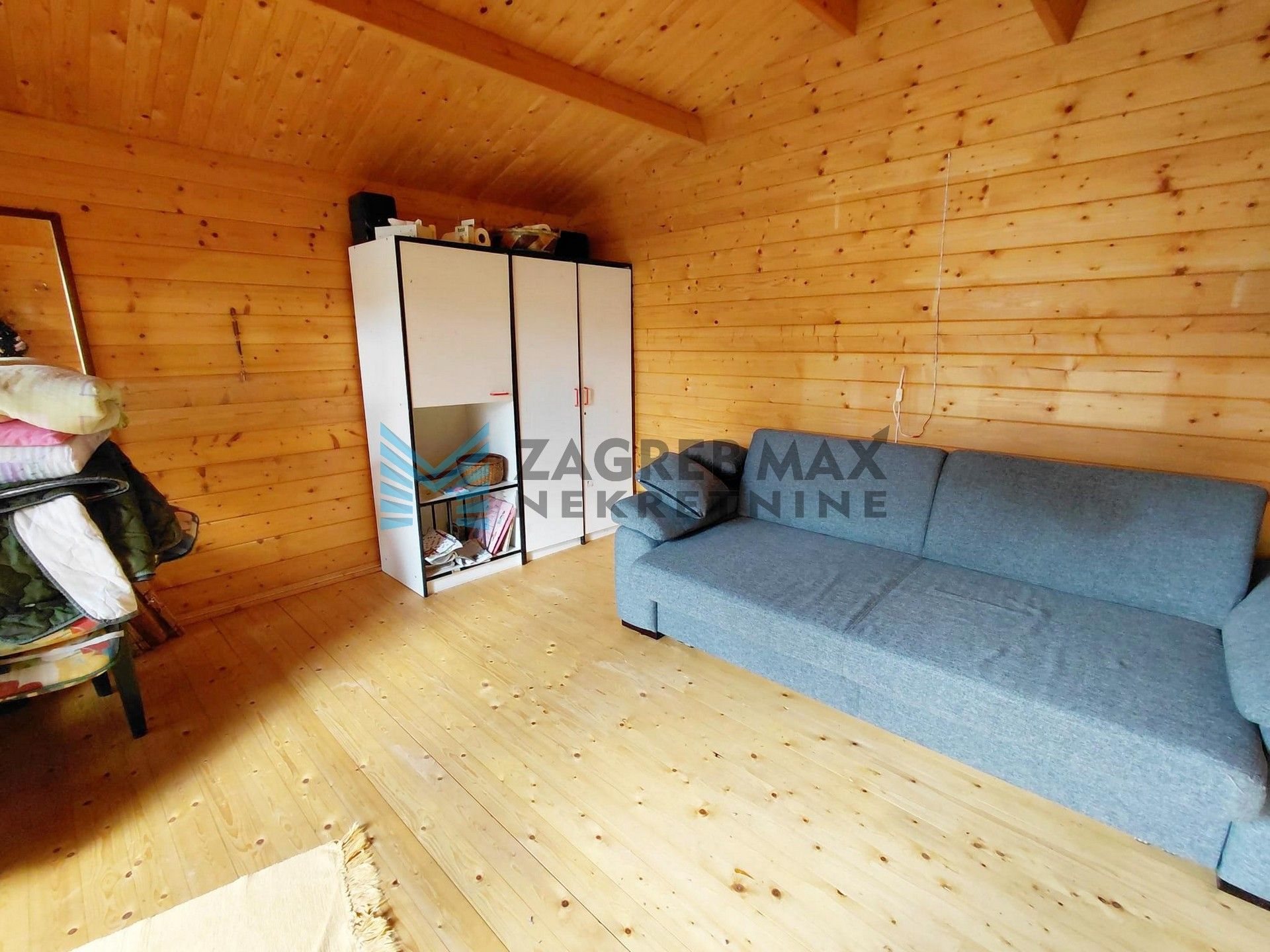 Zagreb - MIHALIĆ SELO - drvena kuća s velikom terasom, solarna energija