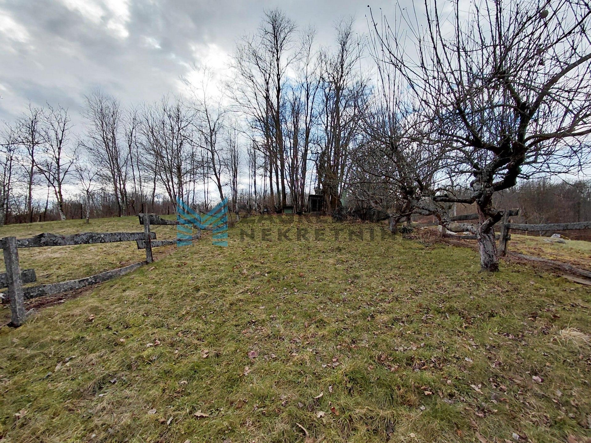 Zagreb - MIHALIĆ SELO - drvena kuća s velikom terasom, solarna energija