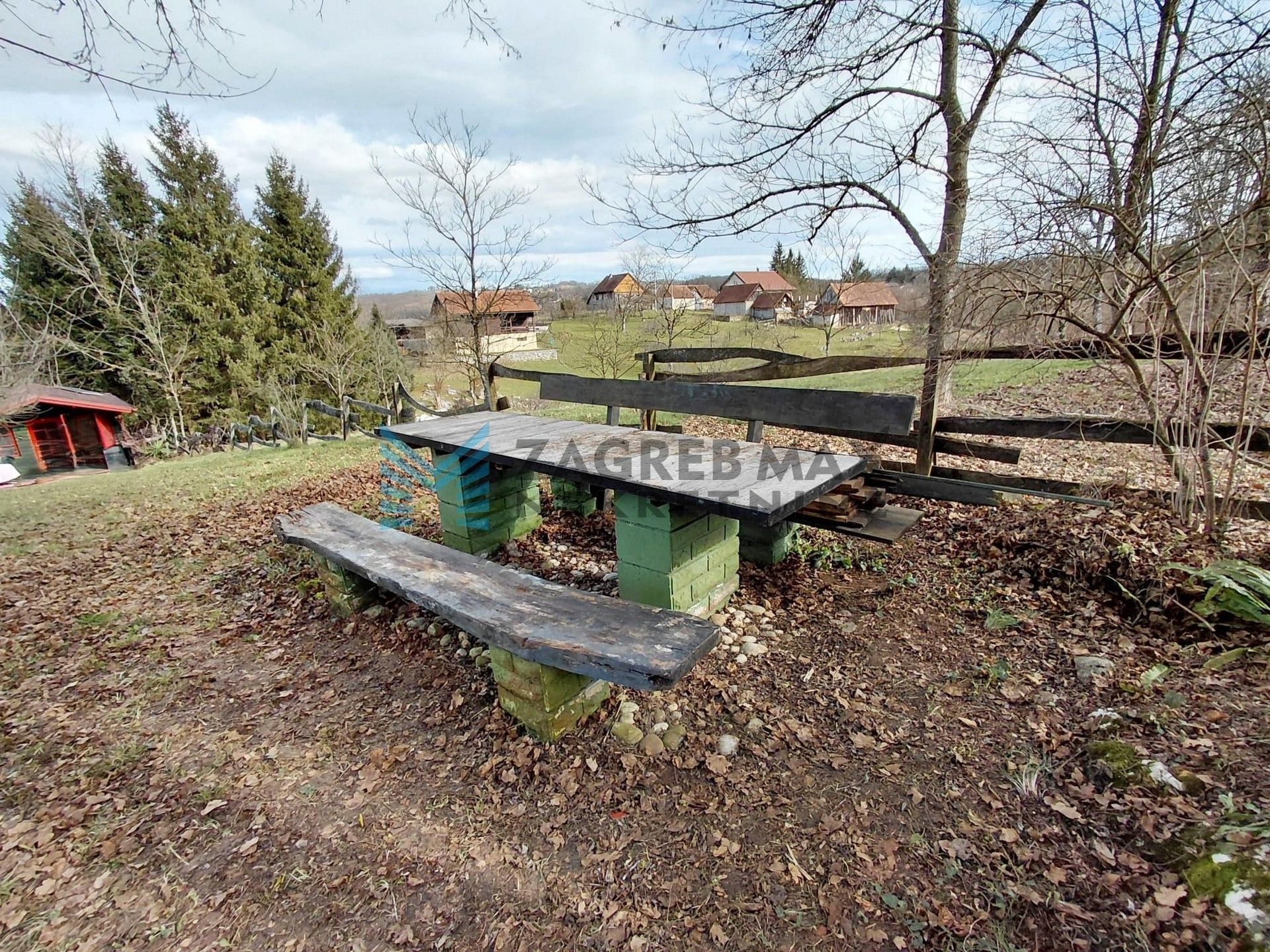 Zagreb - MIHALIĆ SELO - drvena kuća s velikom terasom, solarna energija