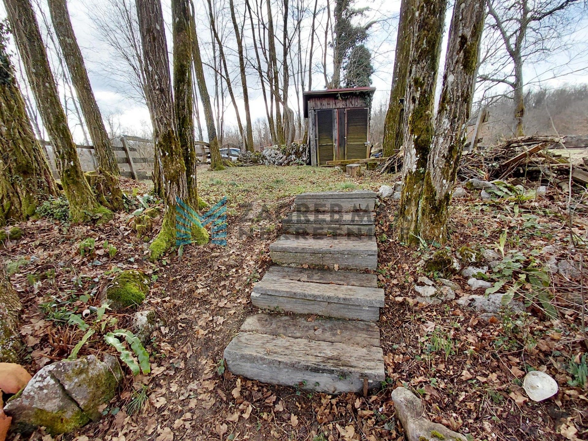 Zagreb - MIHALIĆ SELO - drvena kuća s velikom terasom, solarna energija