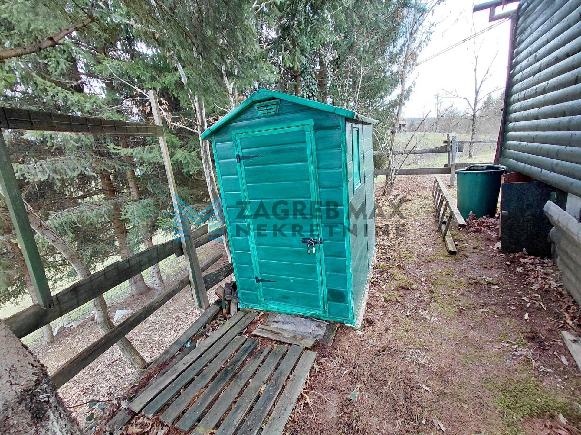 Zagreb - MIHALIĆ SELO - drvena kuća s velikom terasom, solarna energija