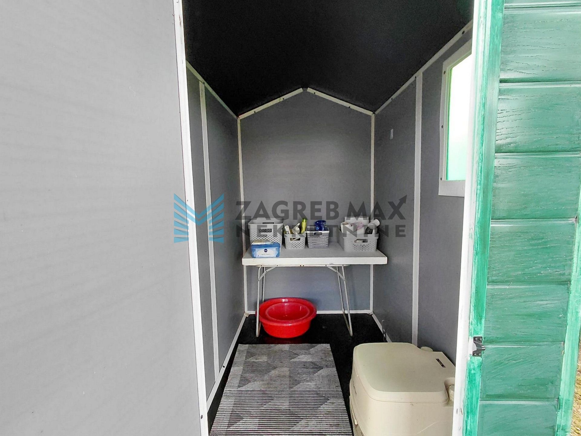 Zagreb - MIHALIĆ SELO - drvena kuća s velikom terasom, solarna energija