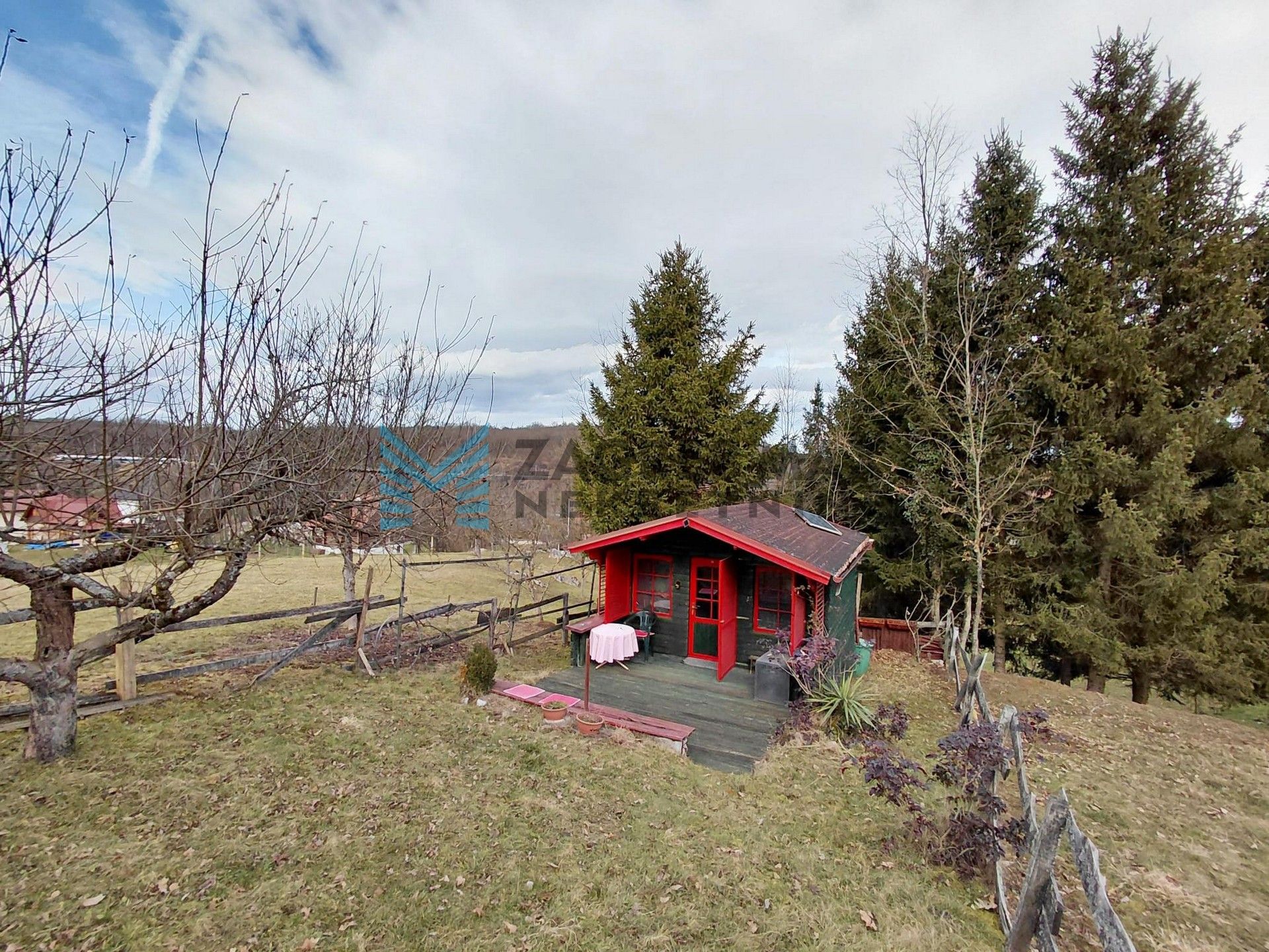 Zagreb - MIHALIĆ SELO - drvena kuća s velikom terasom, solarna energija