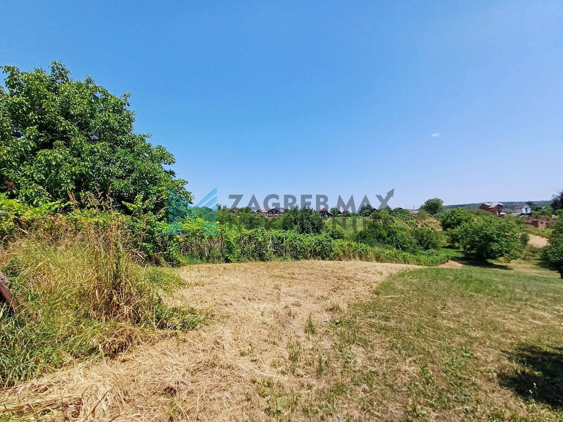 Zagreb - KLOŠTAR IVANIĆ - vikendica za adaptaciju, terasa, dvorište