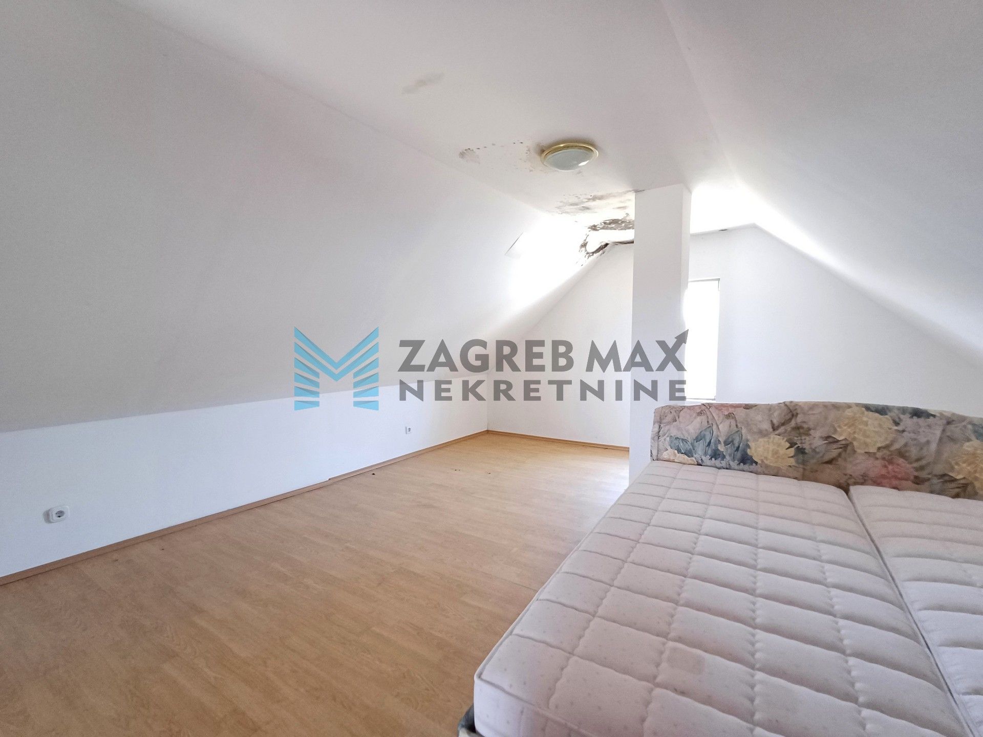 Zagreb - KLOŠTAR IVANIĆ - vikendica za adaptaciju, terasa, dvorište