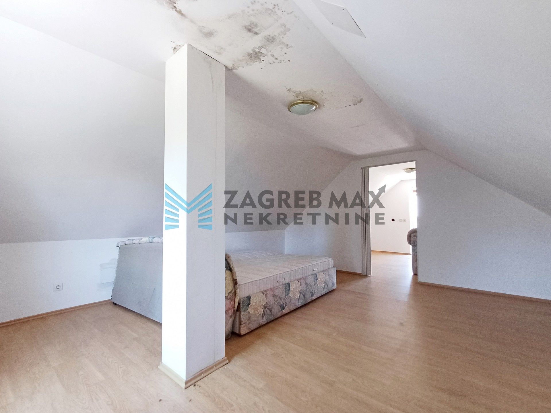 Zagreb - KLOŠTAR IVANIĆ - vikendica za adaptaciju, terasa, dvorište