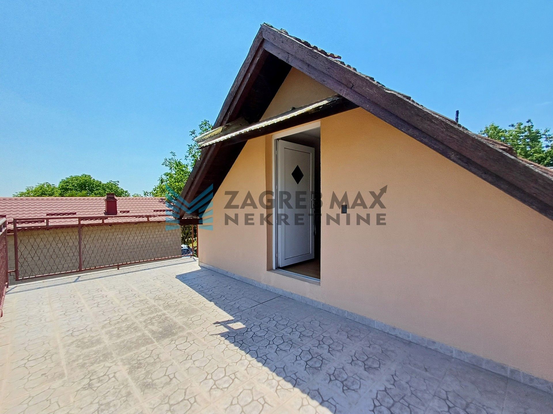 Zagreb - KLOŠTAR IVANIĆ - vikendica za adaptaciju, terasa, dvorište