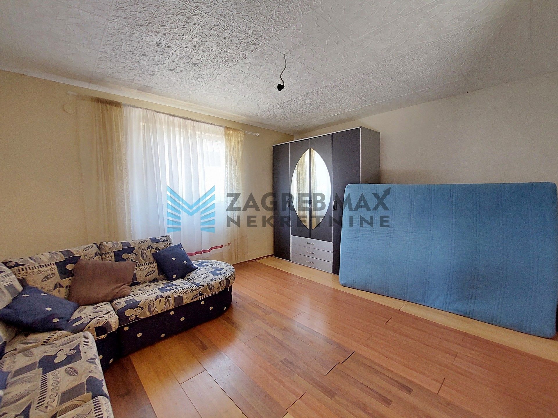 Zagreb - KLOŠTAR IVANIĆ - vikendica za adaptaciju, terasa, dvorište