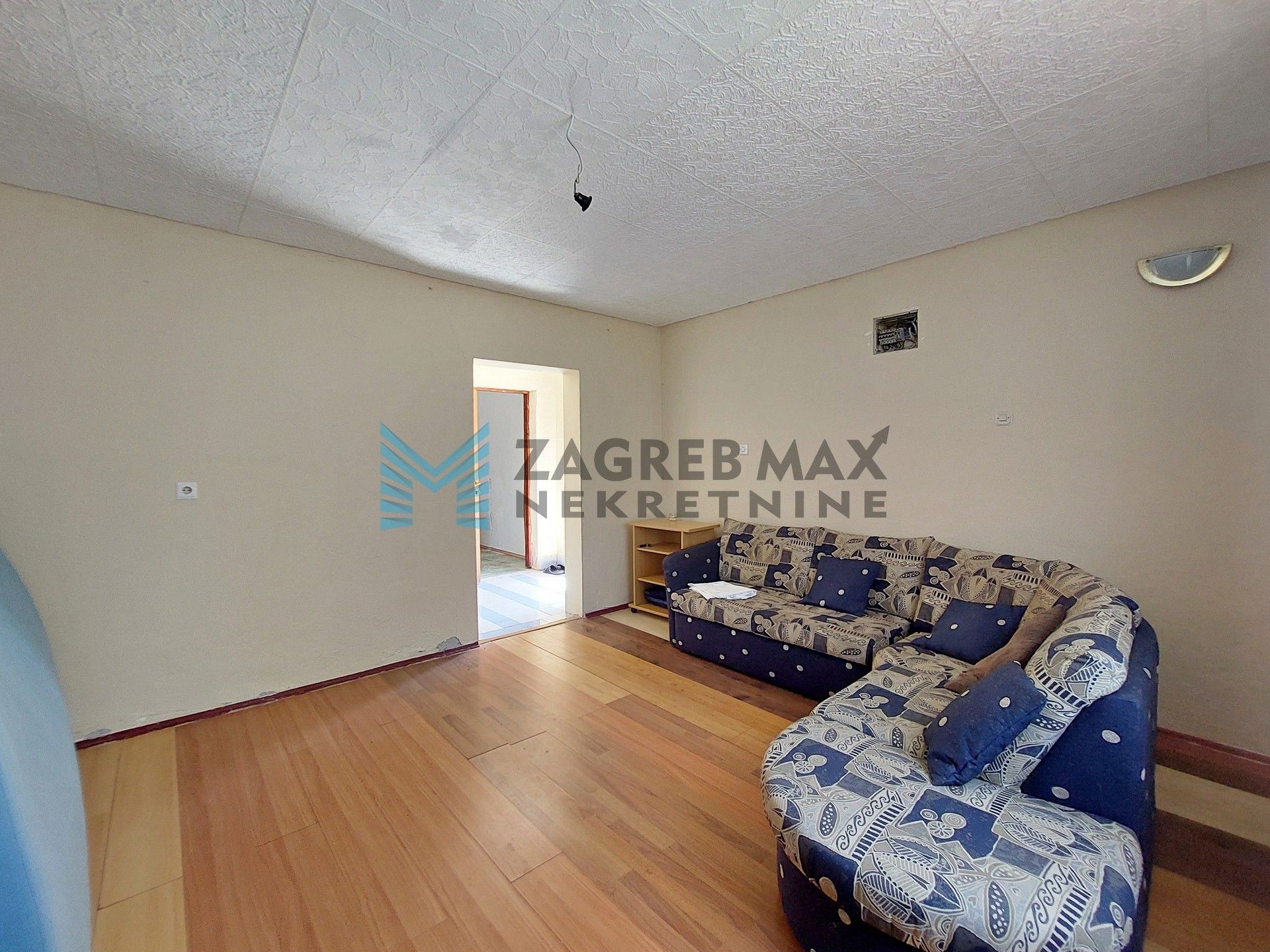 Zagreb - KLOŠTAR IVANIĆ - vikendica za adaptaciju, terasa, dvorište