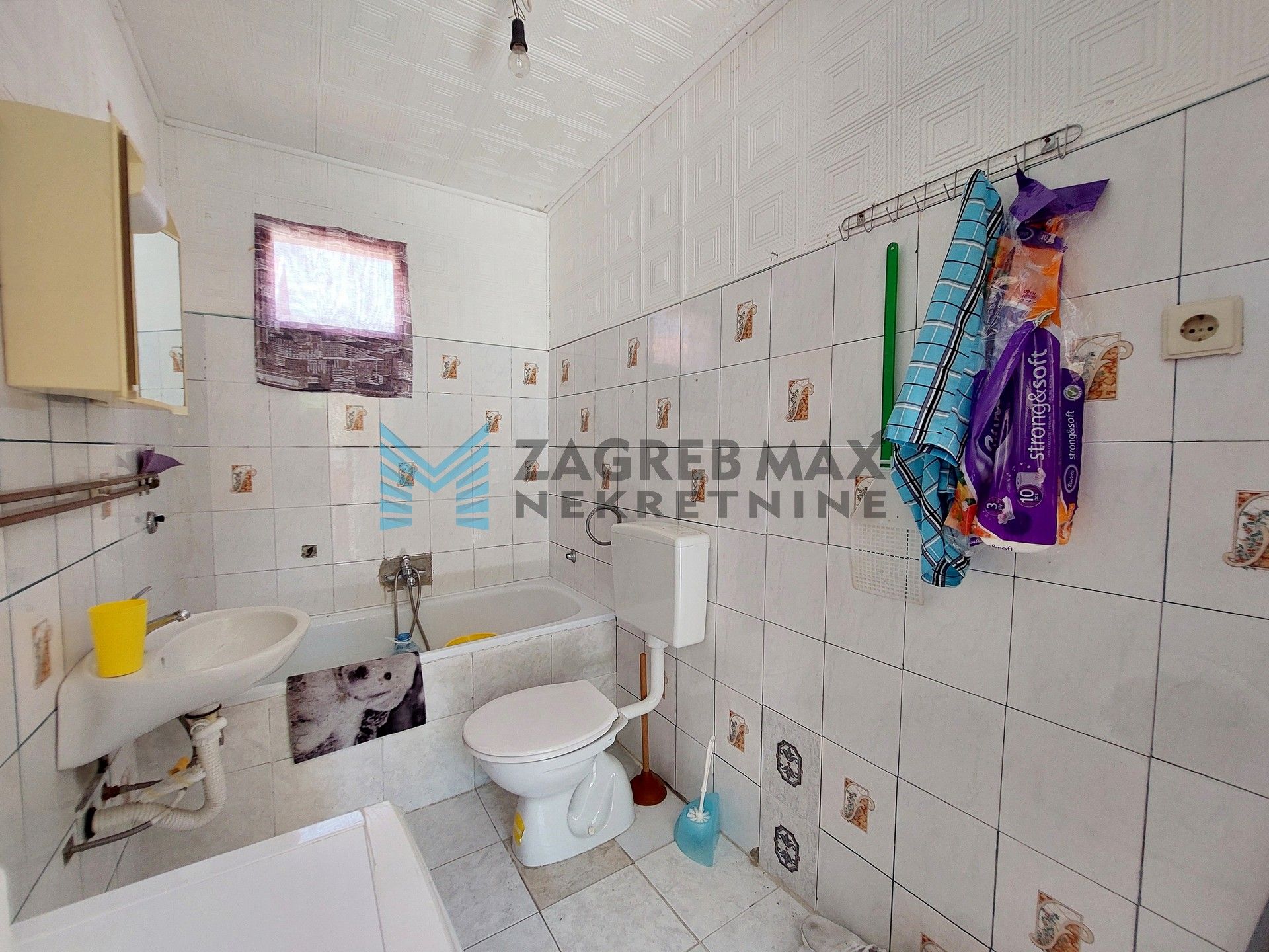 Zagreb - KLOŠTAR IVANIĆ - vikendica za adaptaciju, terasa, dvorište