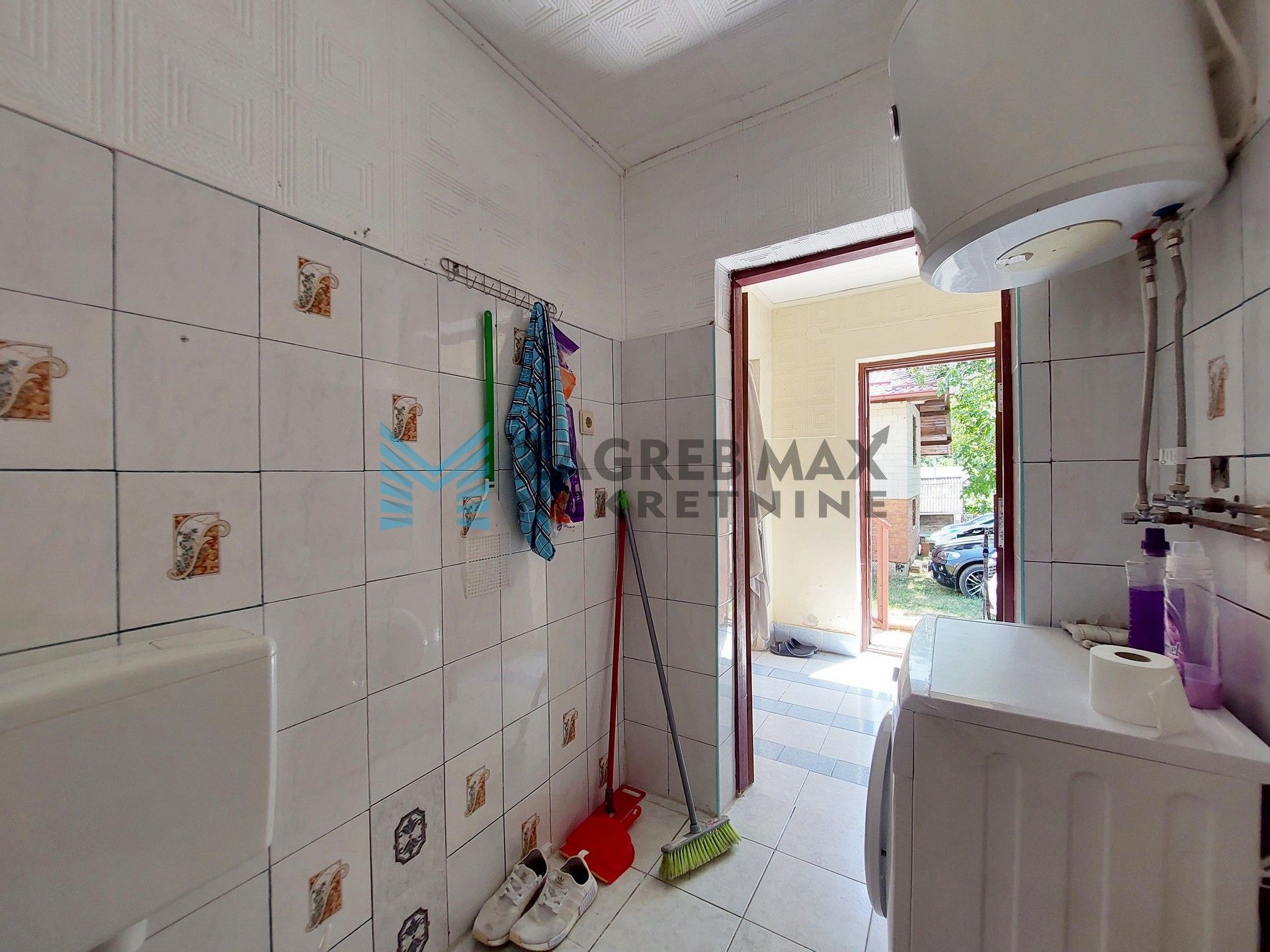 Zagreb - KLOŠTAR IVANIĆ - vikendica za adaptaciju, terasa, dvorište