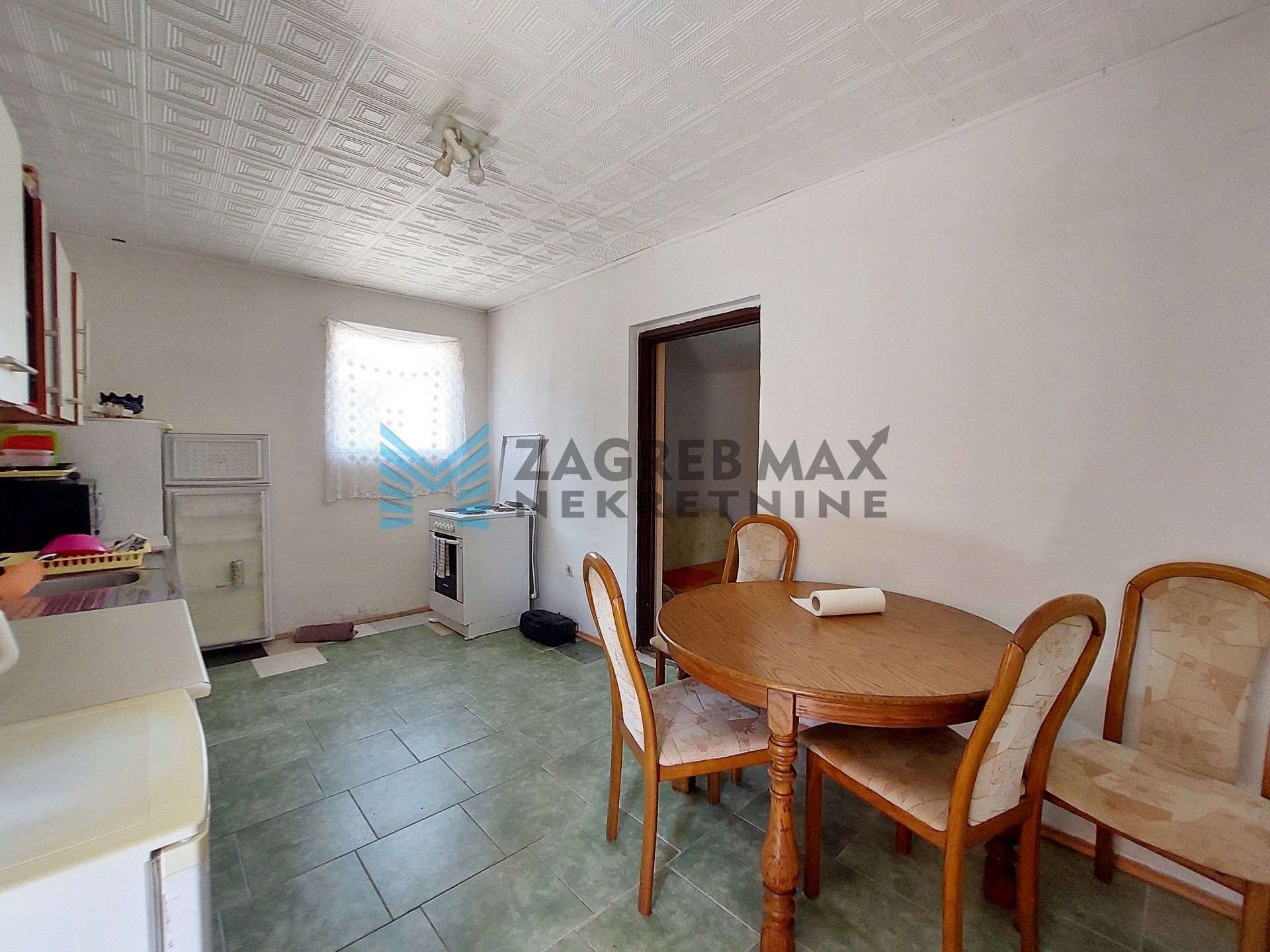 Zagreb - KLOŠTAR IVANIĆ - vikendica za adaptaciju, terasa, dvorište