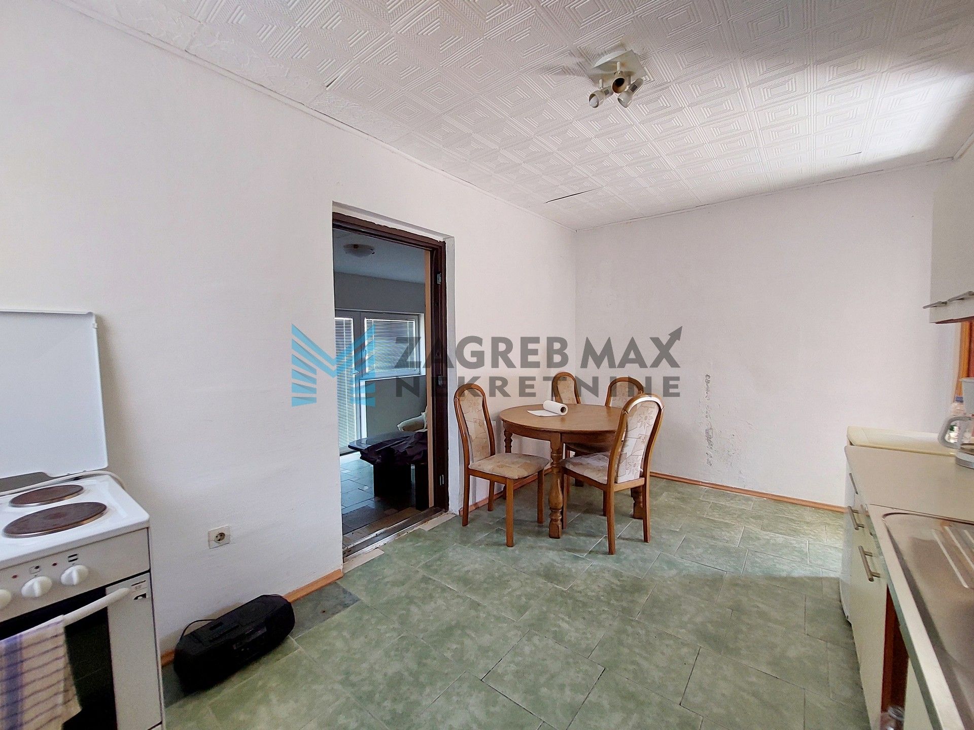 Zagreb - KLOŠTAR IVANIĆ - vikendica za adaptaciju, terasa, dvorište