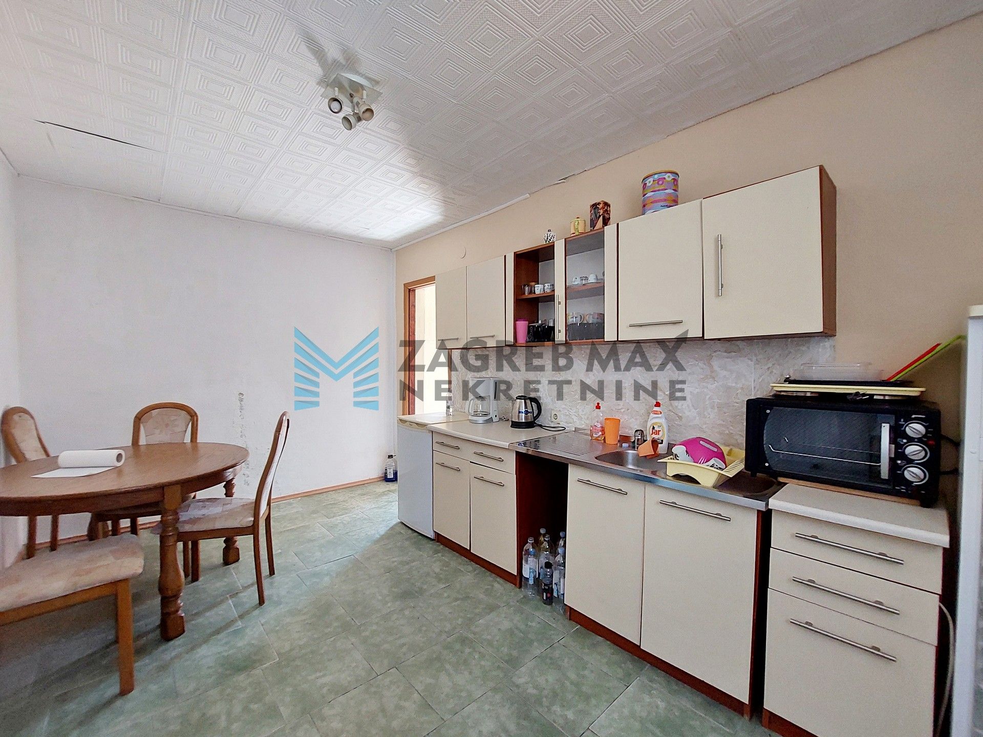 Zagreb - KLOŠTAR IVANIĆ - vikendica za adaptaciju, terasa, dvorište