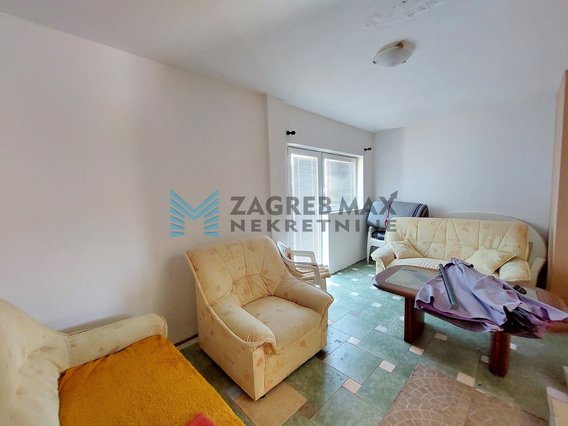 Zagreb - KLOŠTAR IVANIĆ - vikendica za adaptaciju, terasa, dvorište