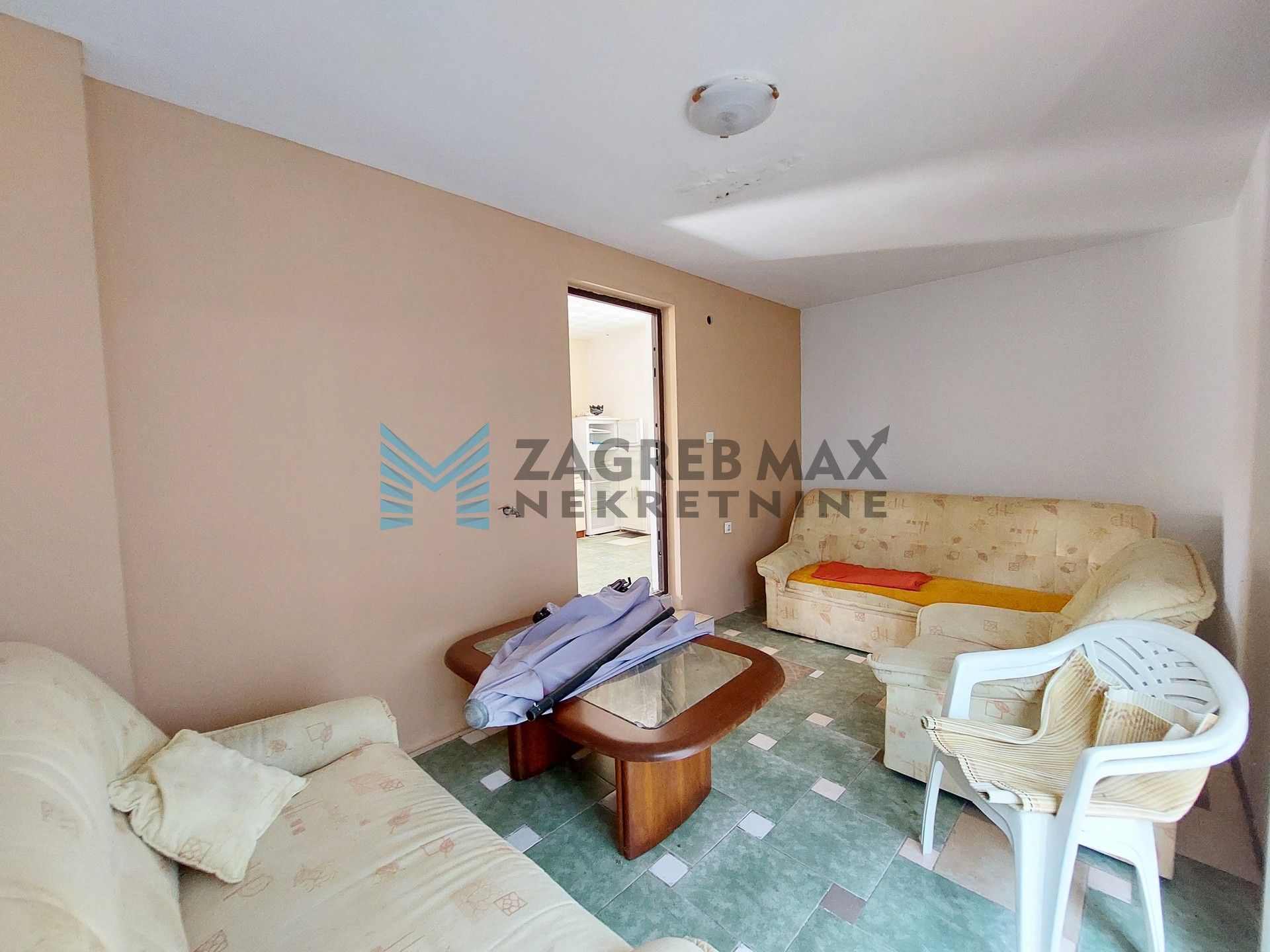 Zagreb - KLOŠTAR IVANIĆ - vikendica za adaptaciju, terasa, dvorište