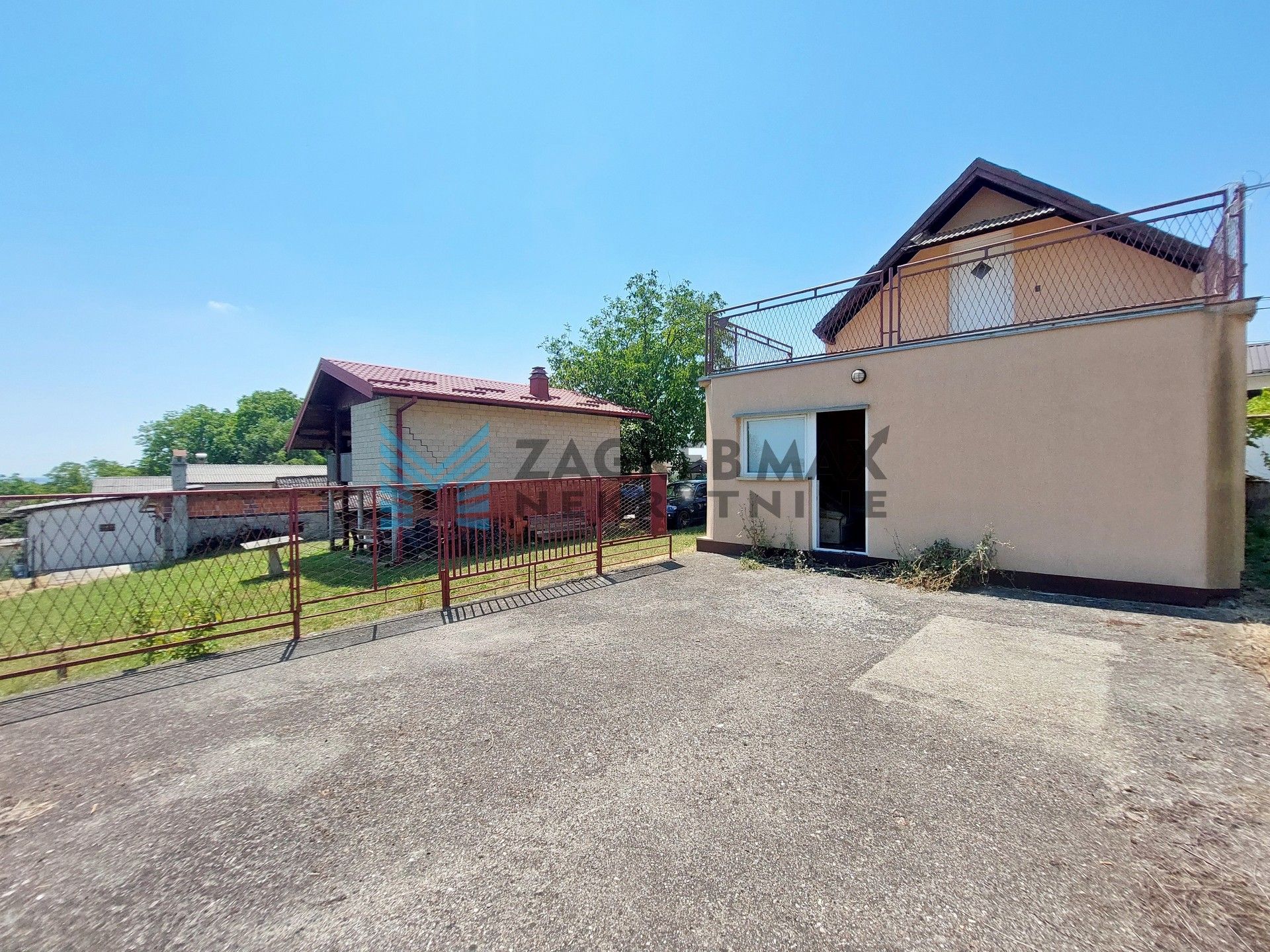 Zagreb - KLOŠTAR IVANIĆ - vikendica za adaptaciju, terasa, dvorište