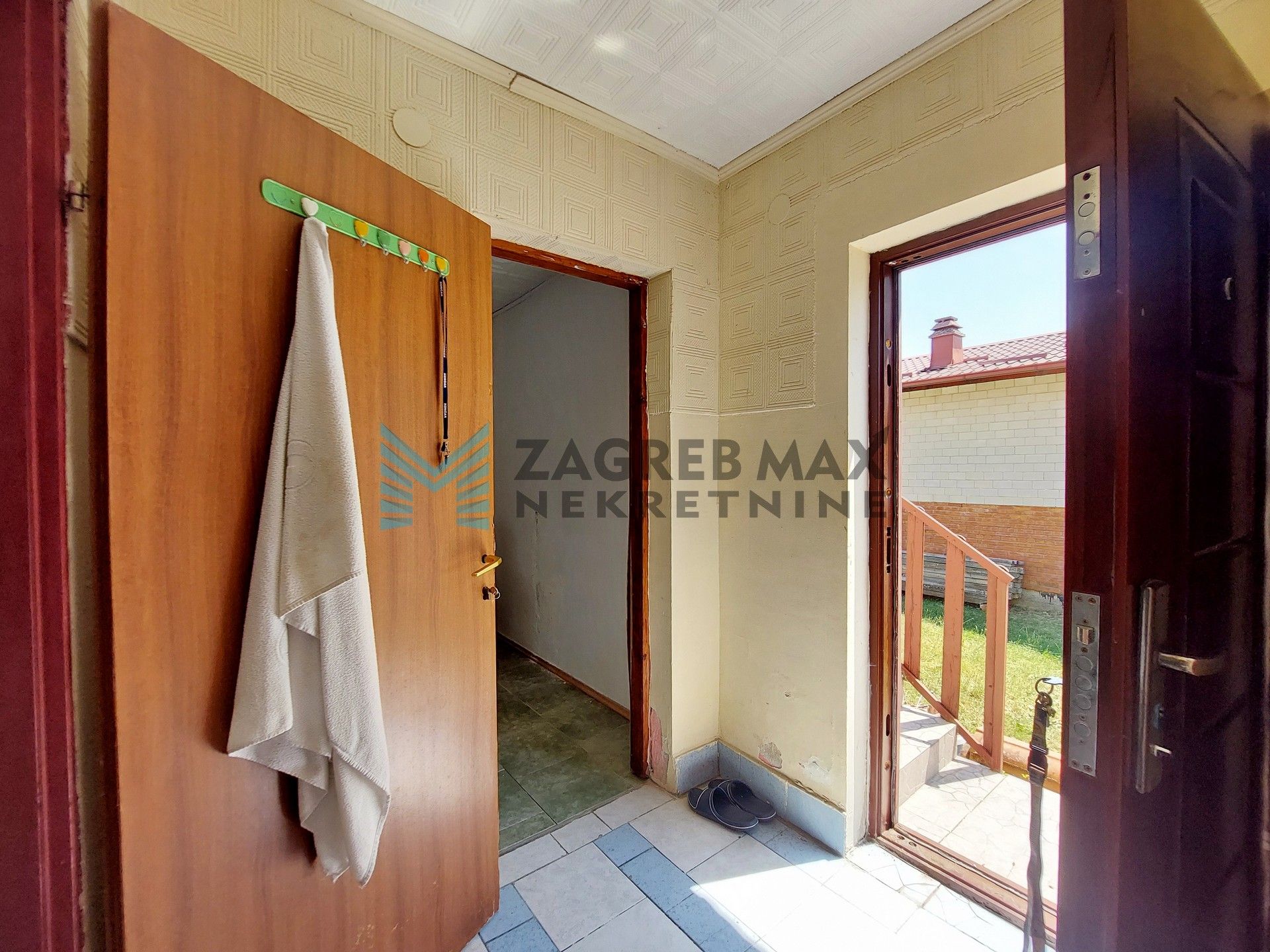 Zagreb - KLOŠTAR IVANIĆ - vikendica za adaptaciju, terasa, dvorište