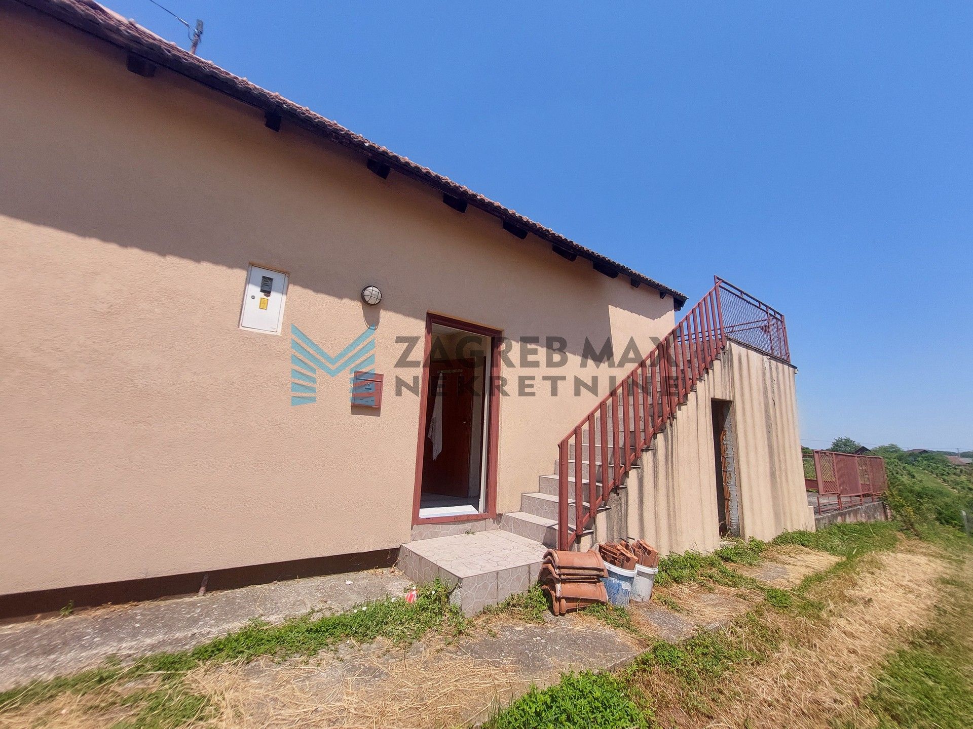 Zagreb - KLOŠTAR IVANIĆ - vikendica za adaptaciju, terasa, dvorište