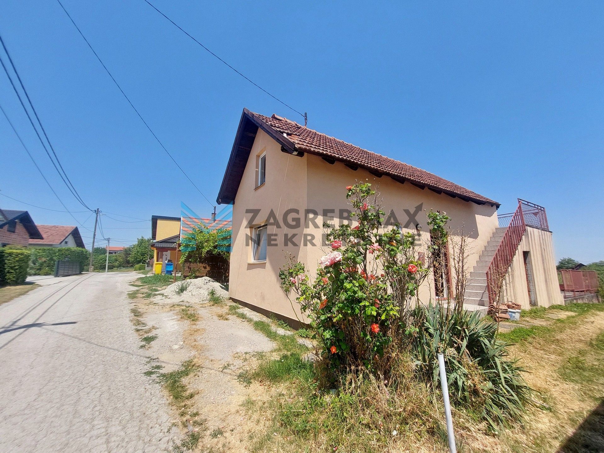 Zagreb - KLOŠTAR IVANIĆ - vikendica za adaptaciju, terasa, dvorište