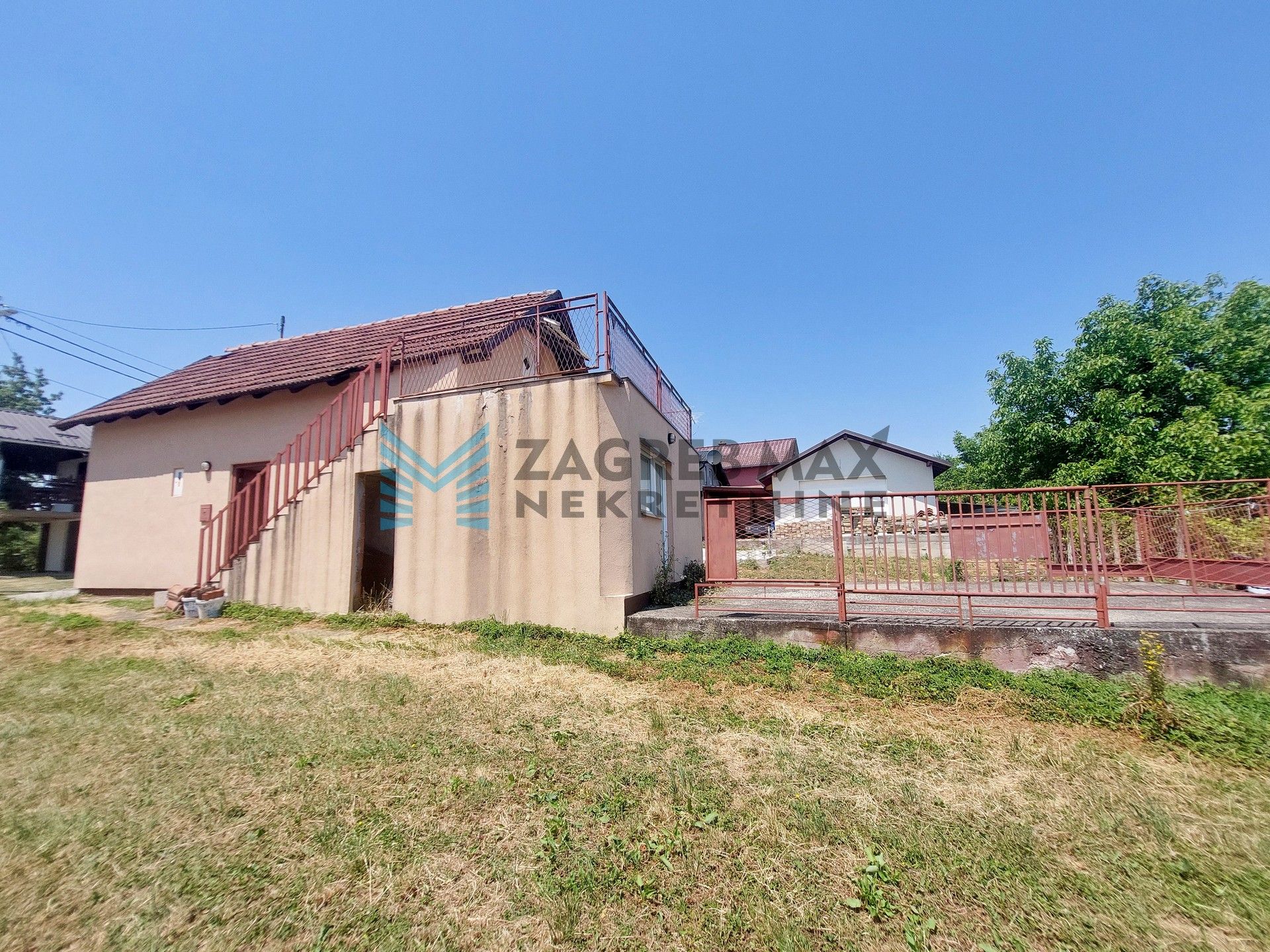 Zagreb - KLOŠTAR IVANIĆ - vikendica za adaptaciju, terasa, dvorište