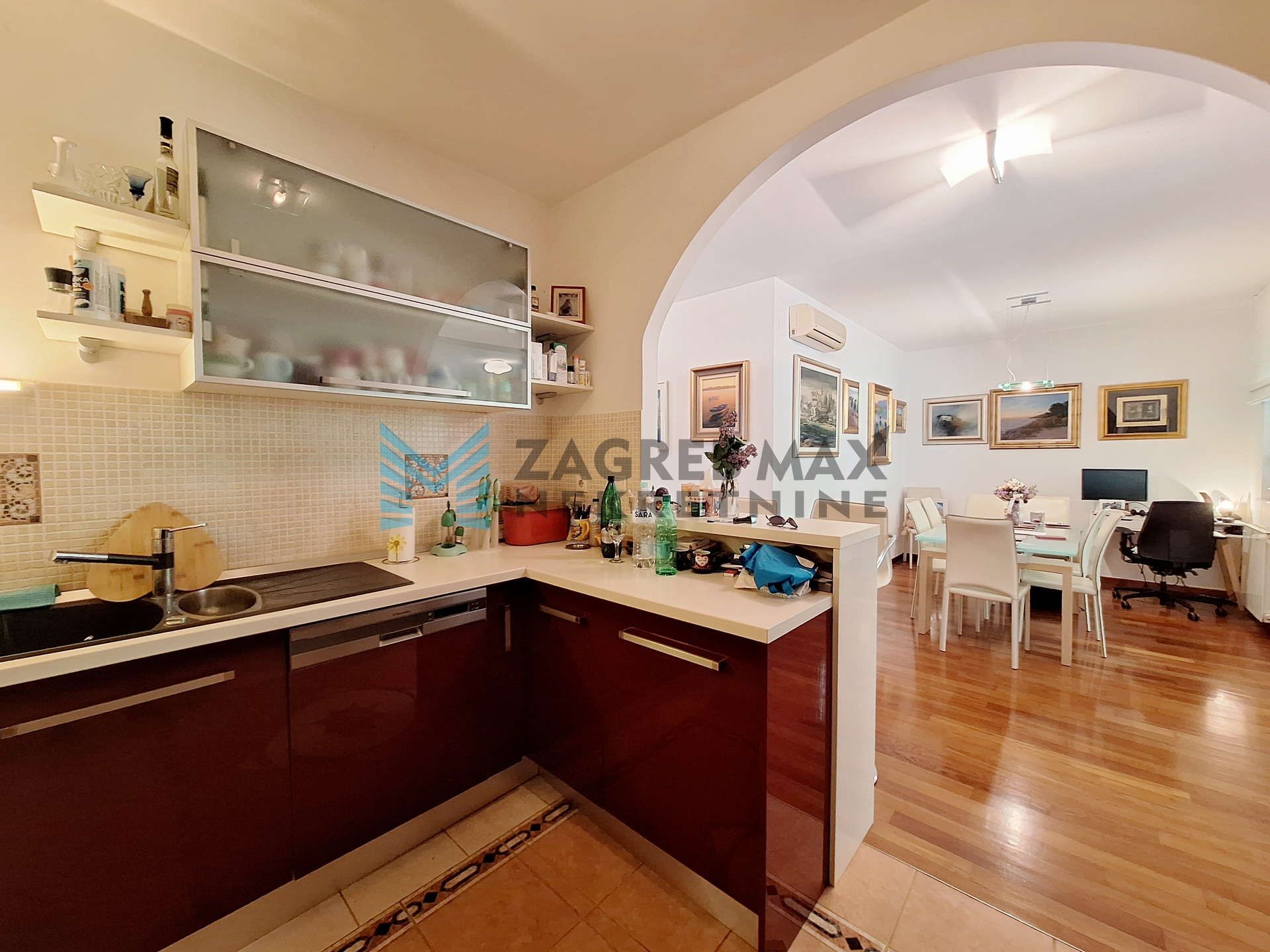 Zagreb - PERJAVICA - Gospodska - svijetao, prostrani 4-sobni s terasom, VPM