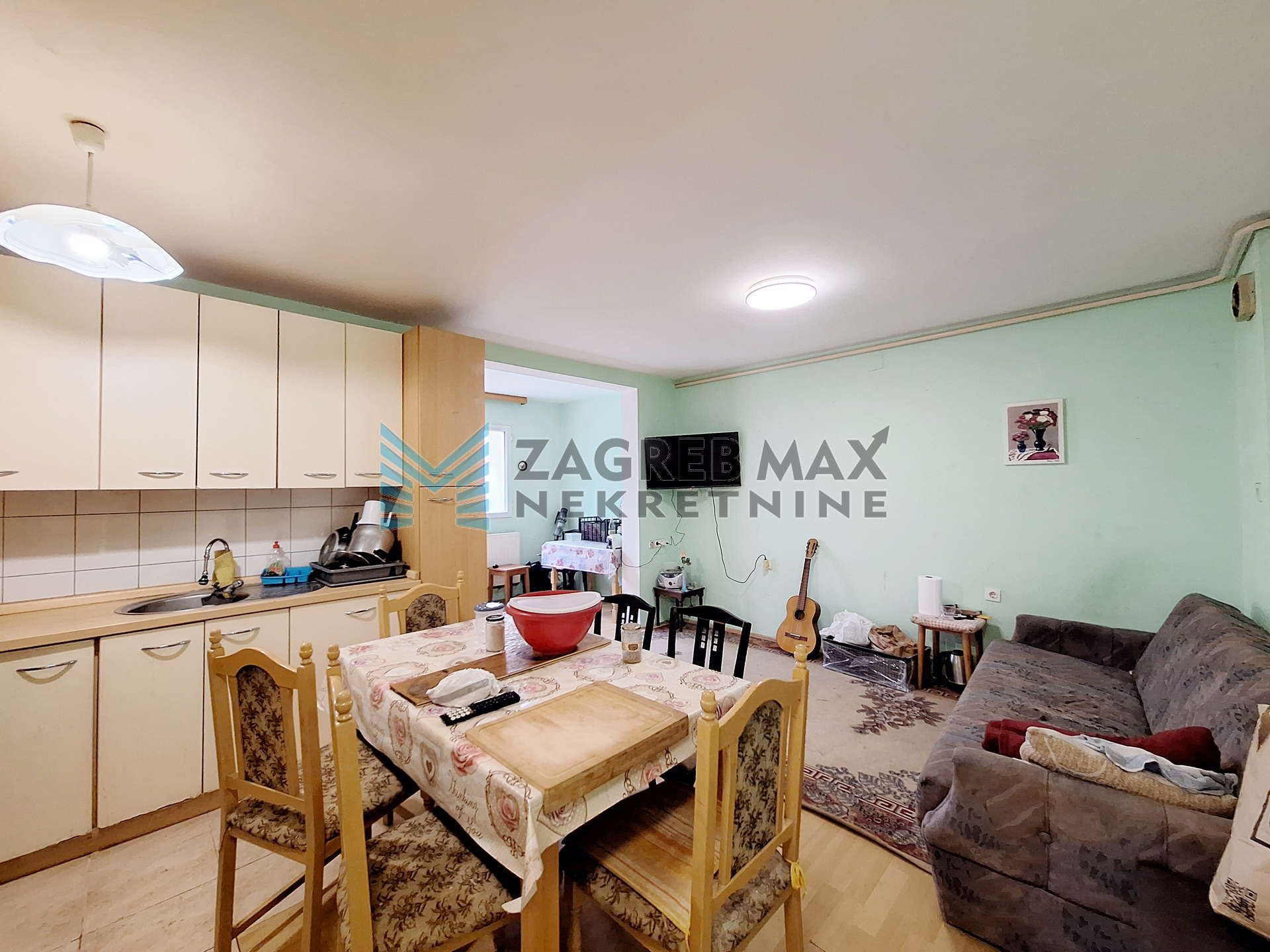 Zagreb - PREČKO - kuća, garaža, dvorište, pomoćni objekt - 270 m2