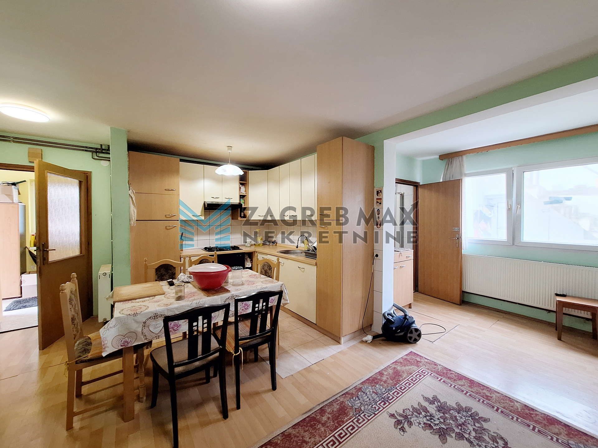 Zagreb - PREČKO - kuća, garaža, dvorište, pomoćni objekt - 270 m2