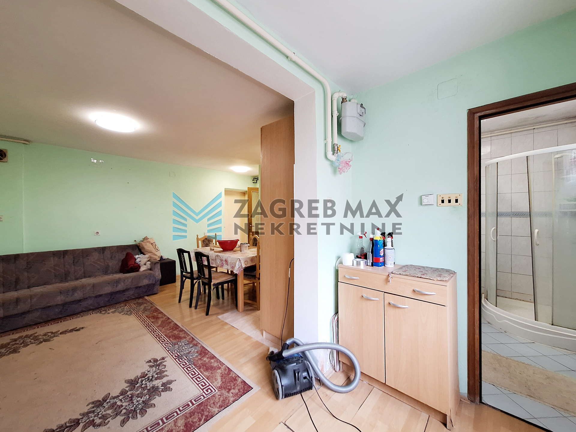 Zagreb - PREČKO - kuća, garaža, dvorište, pomoćni objekt - 270 m2