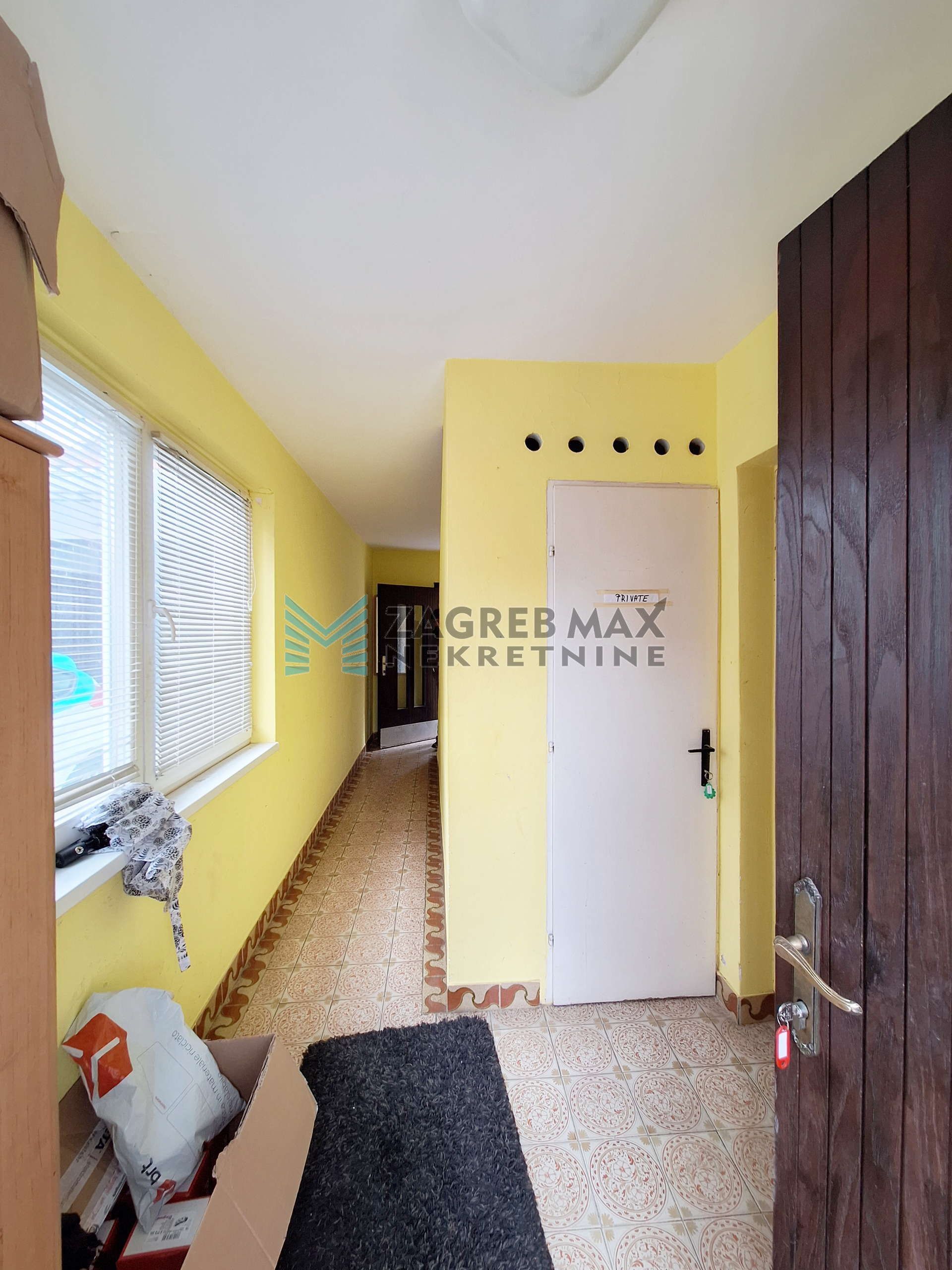 Zagreb - PREČKO - kuća, garaža, dvorište, pomoćni objekt - 270 m2
