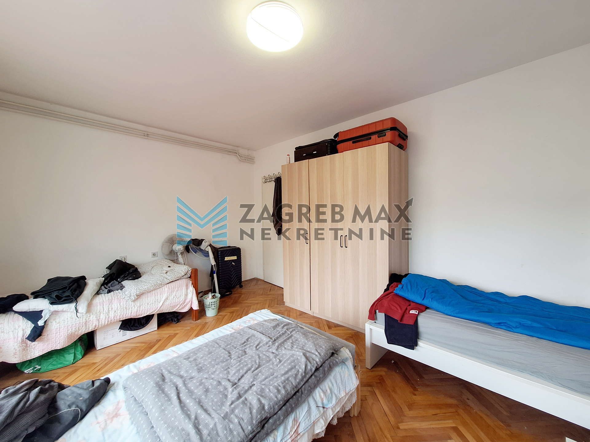 Zagreb - PREČKO - kuća, garaža, dvorište, pomoćni objekt - 270 m2
