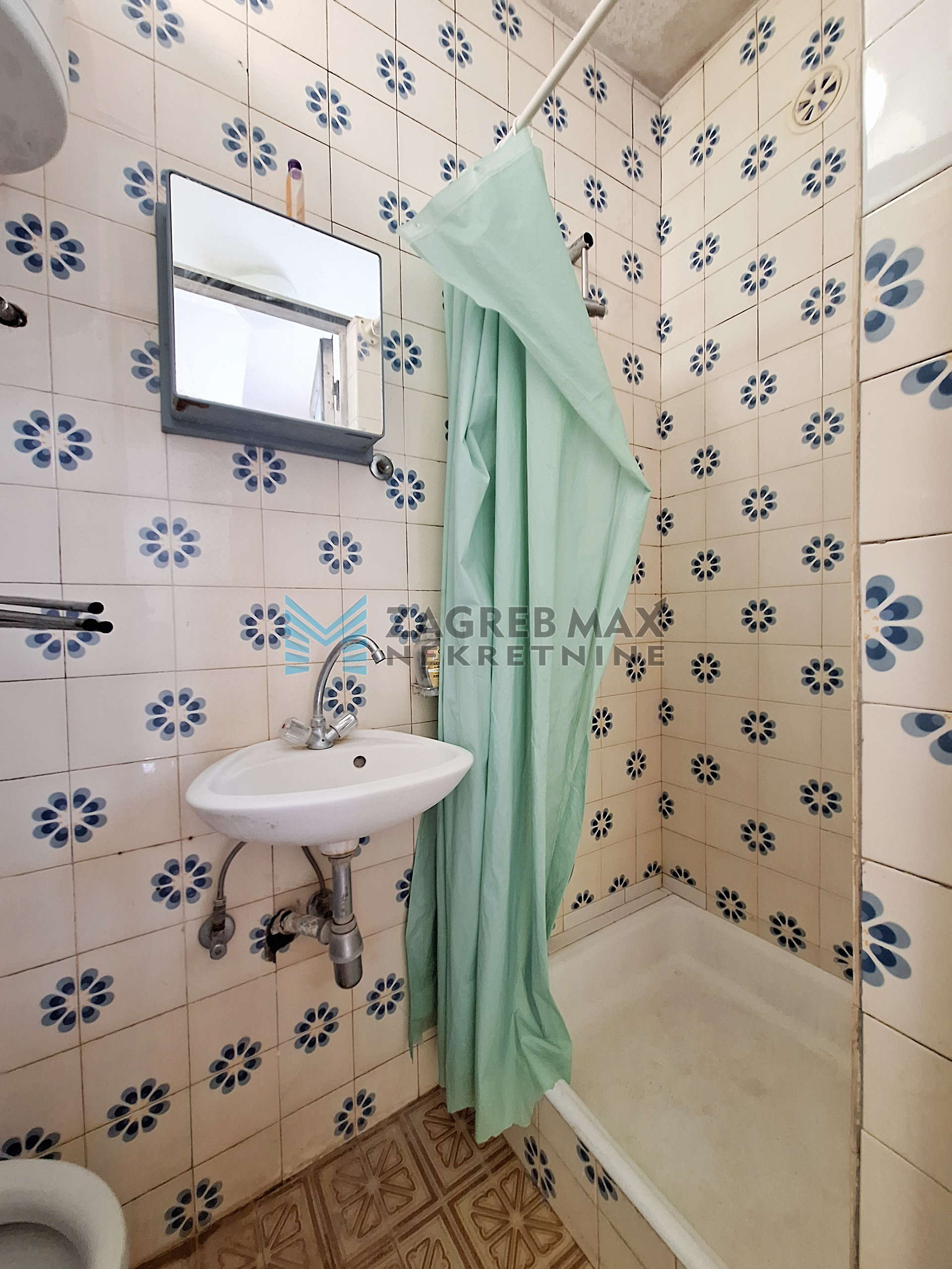 Zagreb - PREČKO - kuća, garaža, dvorište, pomoćni objekt - 270 m2
