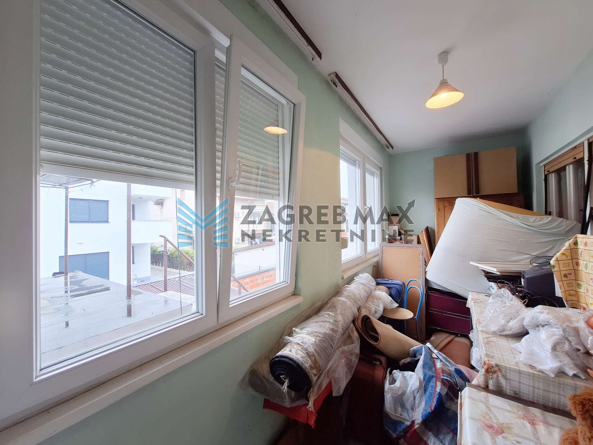 Zagreb - PREČKO - kuća, garaža, dvorište, pomoćni objekt - 270 m2