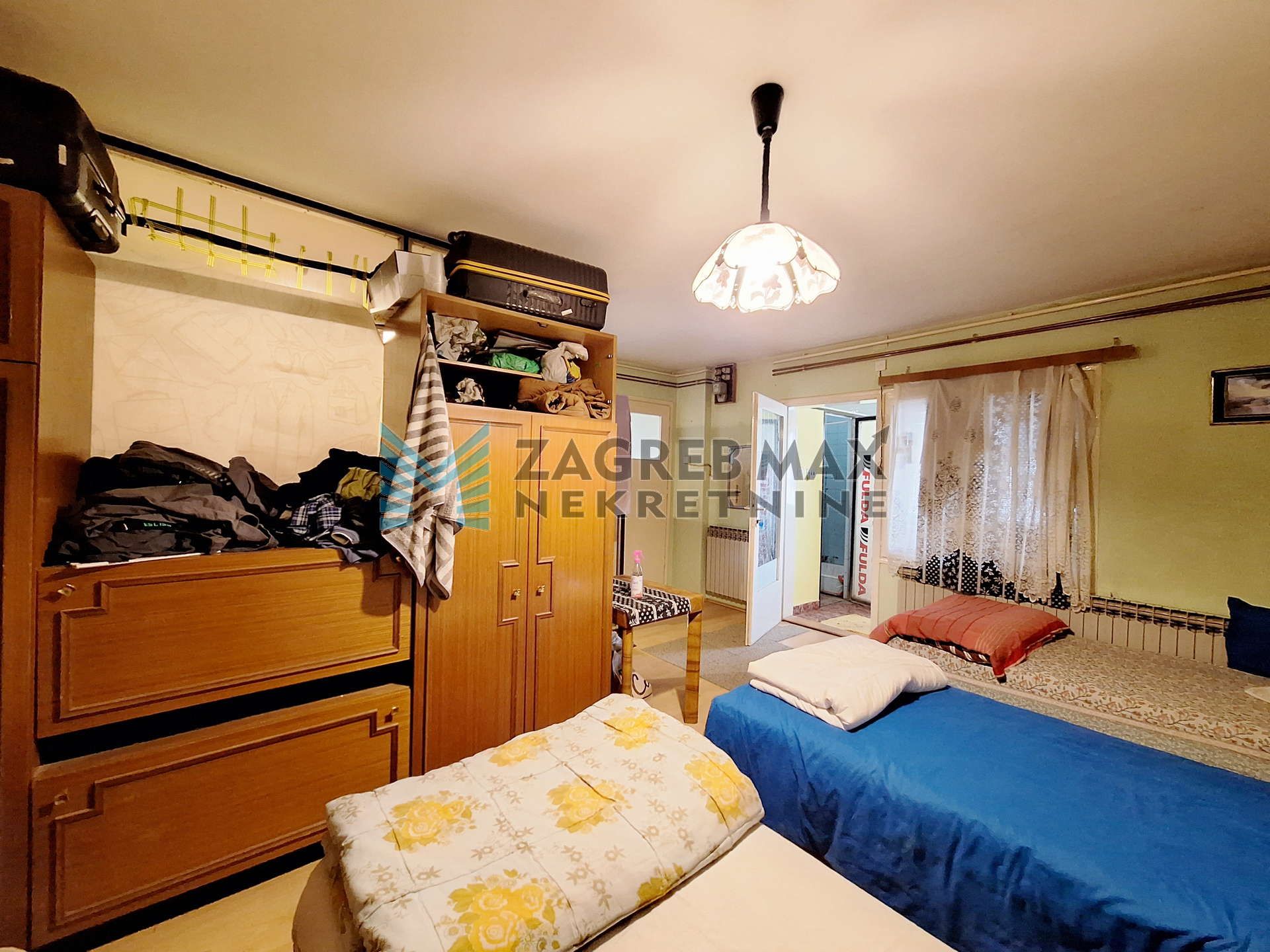 Zagreb - PREČKO - kuća, garaža, dvorište, pomoćni objekt - 270 m2