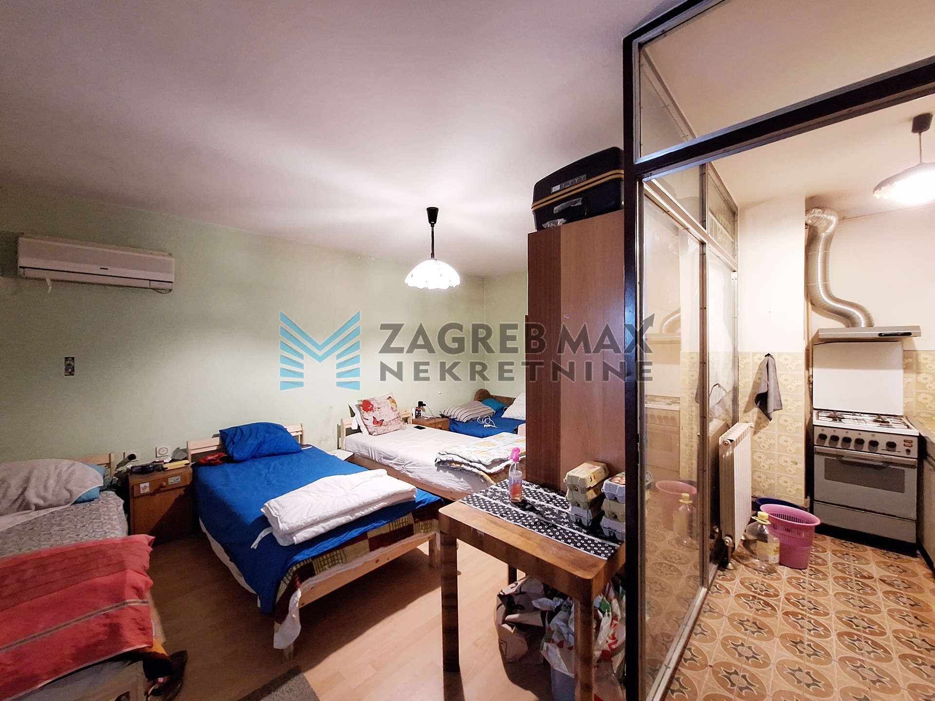 Zagreb - PREČKO - kuća, garaža, dvorište, pomoćni objekt - 270 m2