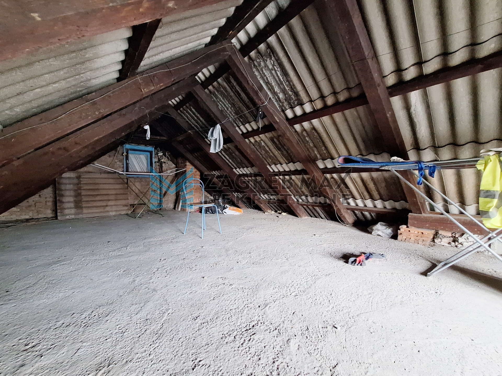 Zagreb - PREČKO - kuća, garaža, dvorište, pomoćni objekt - 270 m2